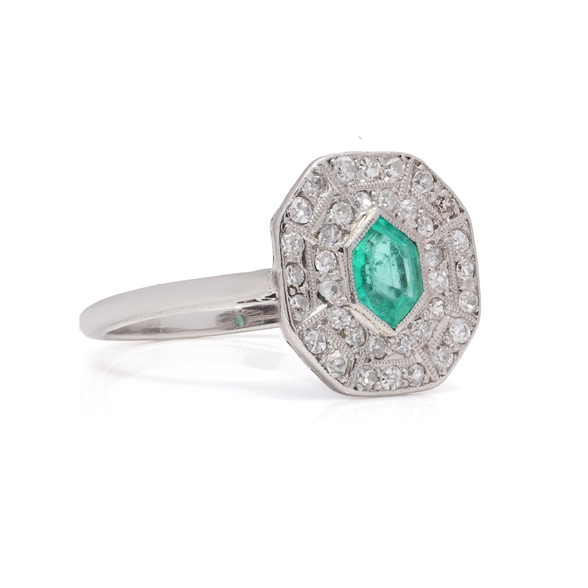 Taille hexagone Bague Art déco à grappes de diamants et d'émeraudes en vente