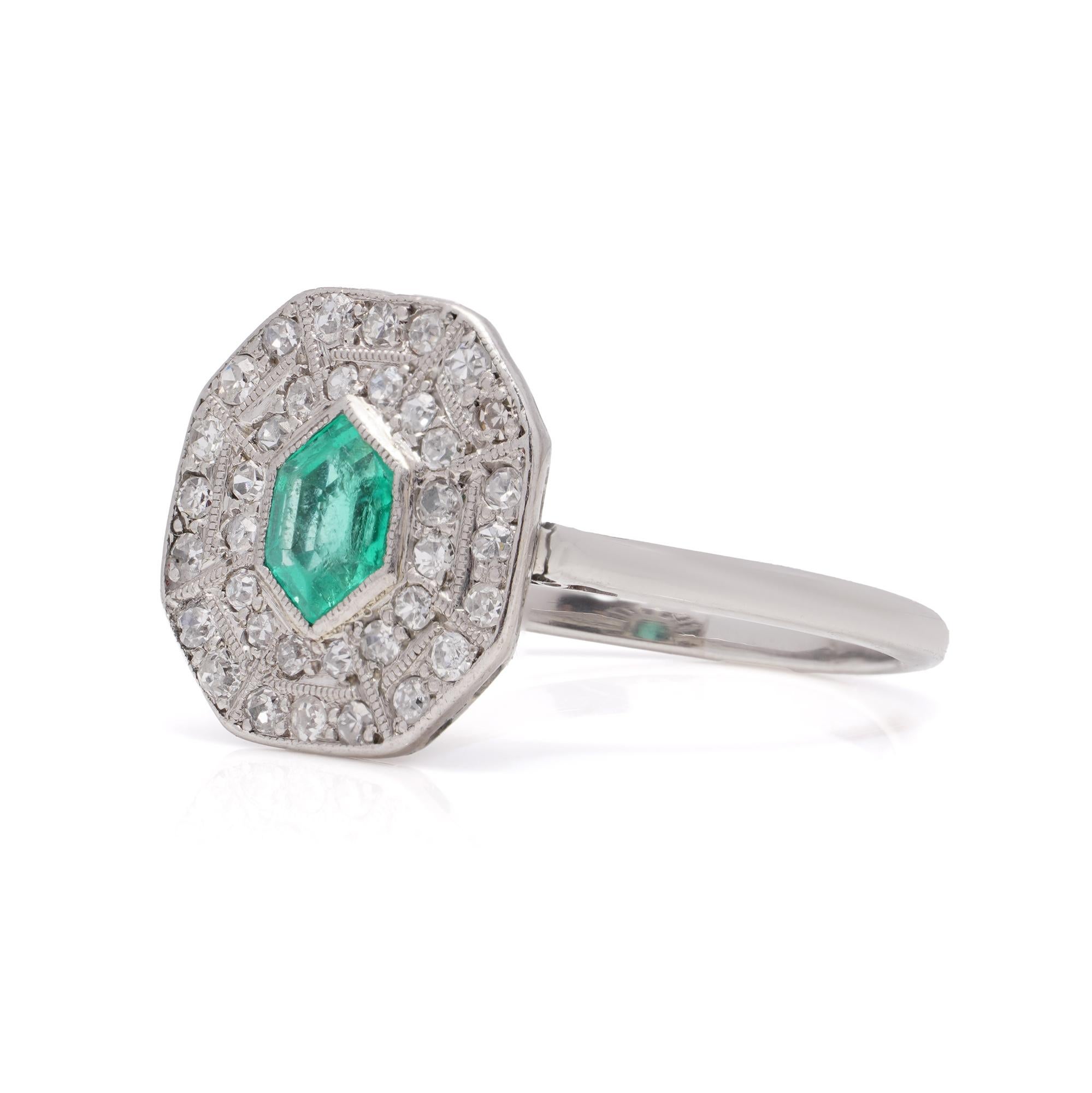 Bague Art déco à grappes de diamants et d'émeraudes Bon état - En vente à Braintree, GB