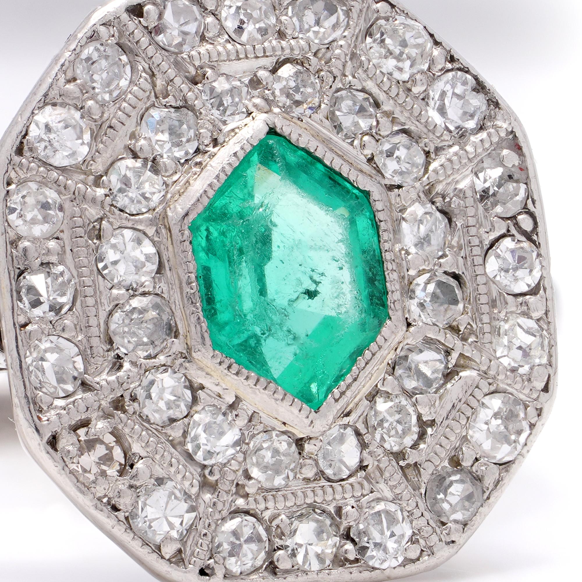 Bague Art déco à grappes de diamants et d'émeraudes en vente 1