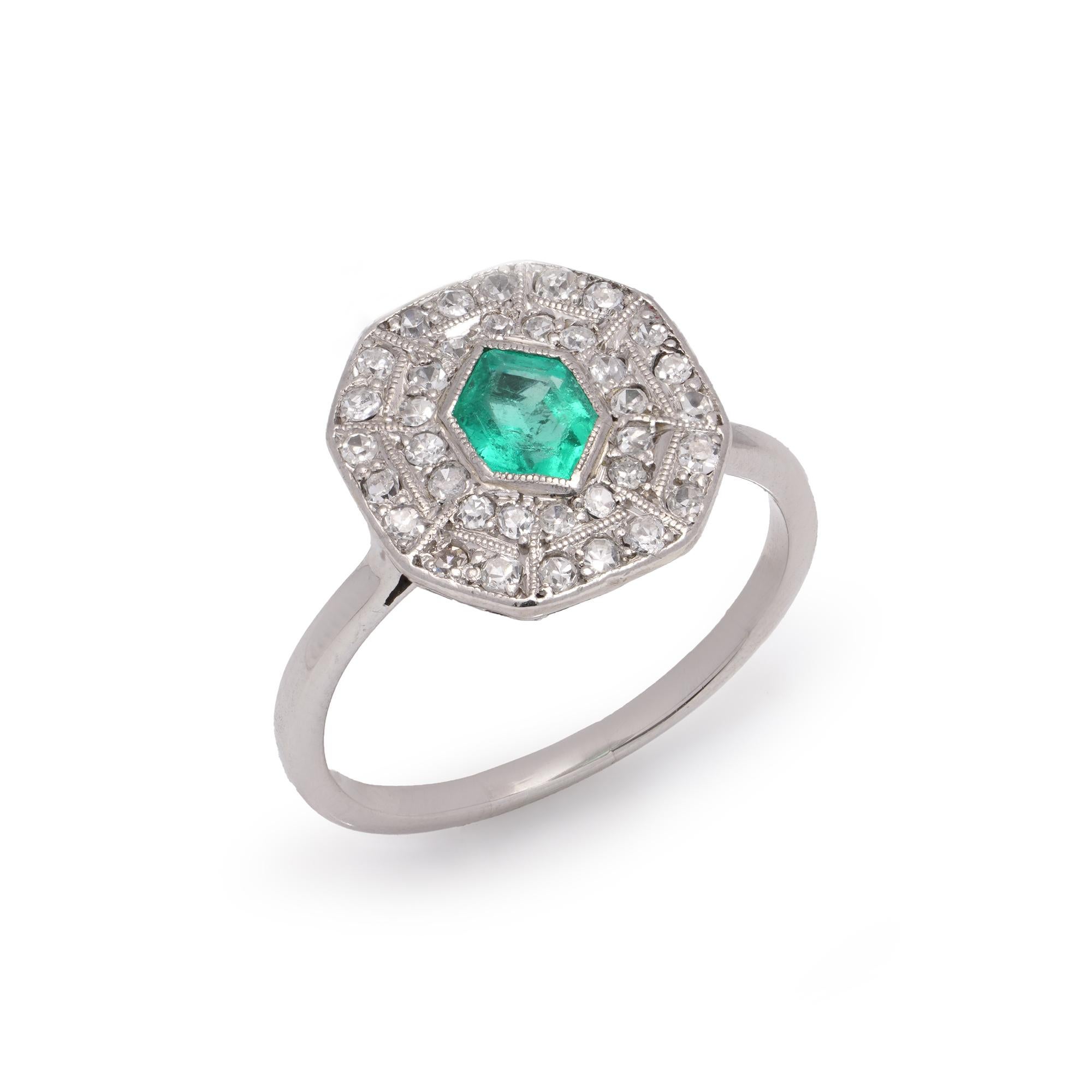 Bague Art déco à grappes de diamants et d'émeraudes en vente 2
