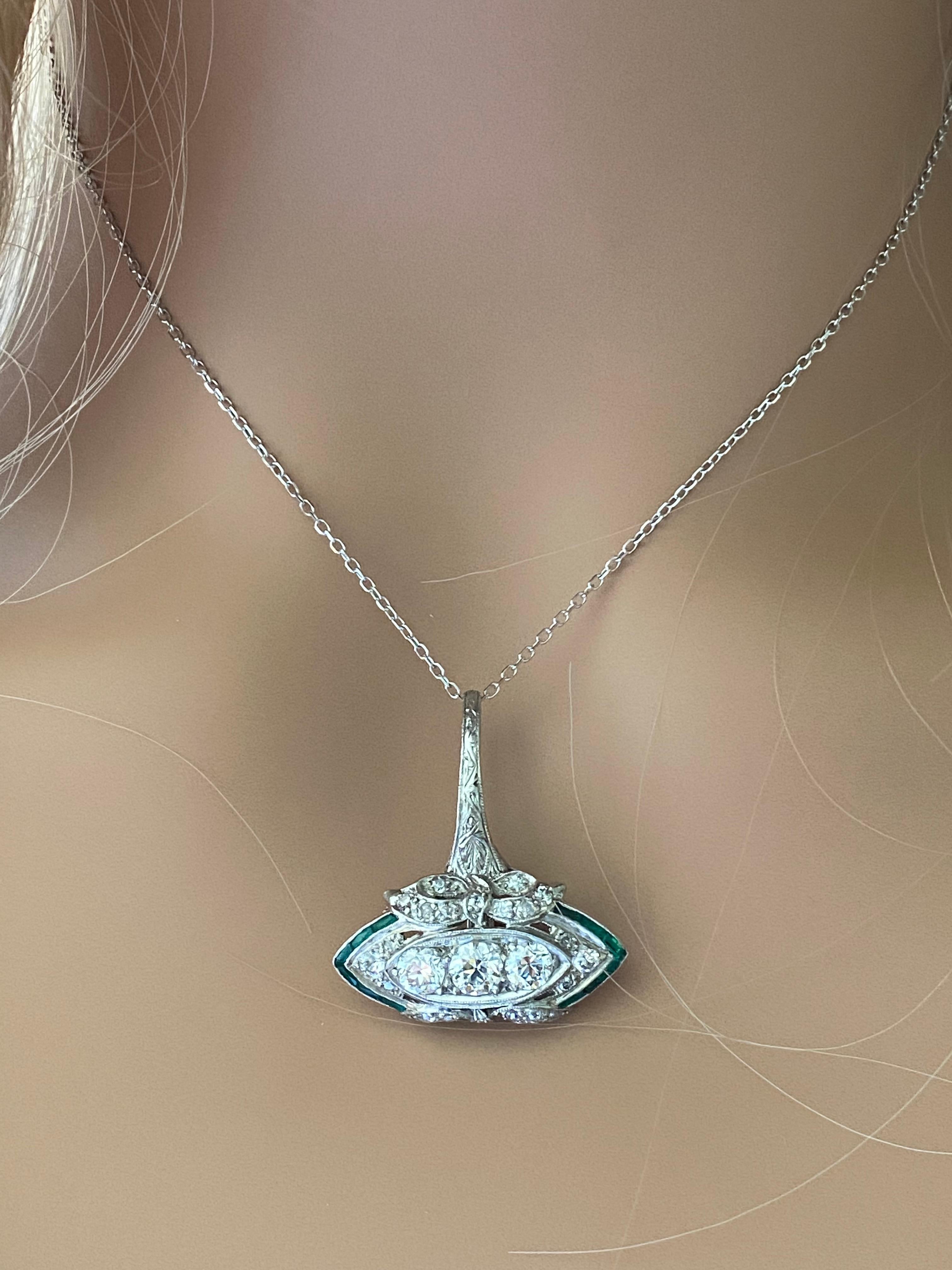 Art Deco Platinum Diamond and Emerald Pendant Necklace In Good Condition In New York, NY