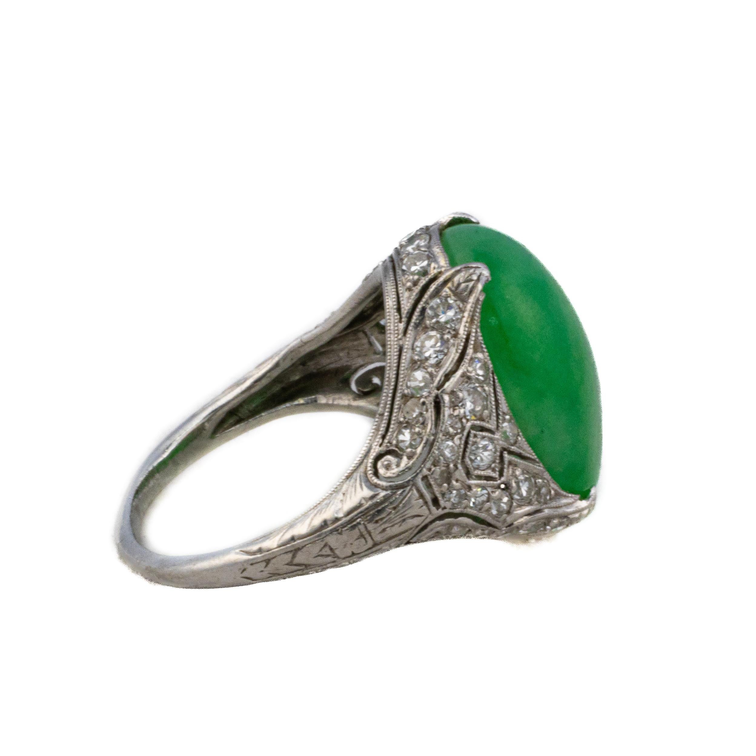 Anillo Art Déco de Platino, Diamantes y Cabujón de Jade

Descripción:
Un elegante anillo centrado en un cabujón de jade de vibrante color verde, montado en un ornamentado engaste de platino. El jade está enmarcado por hombros calados finamente