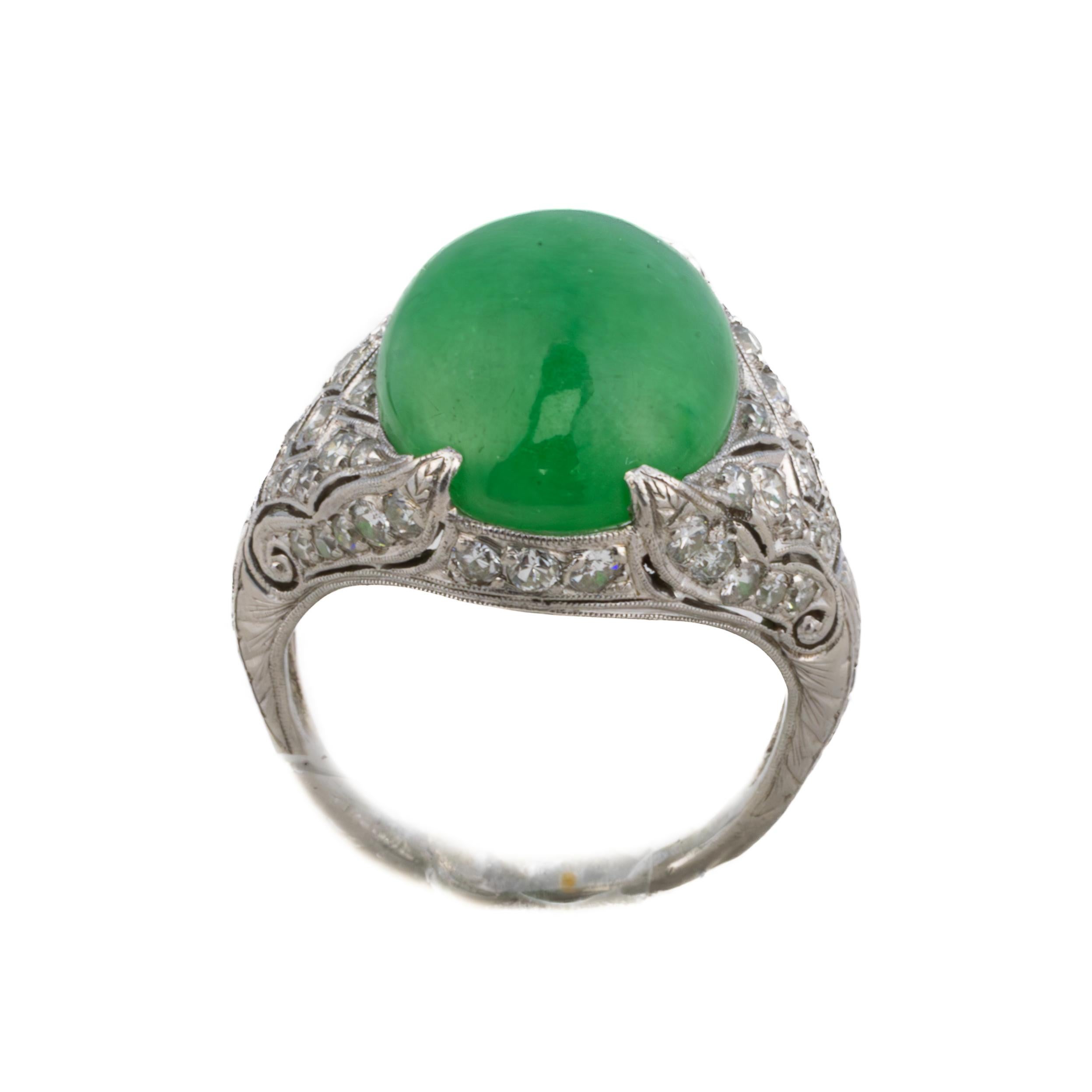 Anillo Art Déco de Platino, Diamantes y Cabujón de Jade Retro en venta