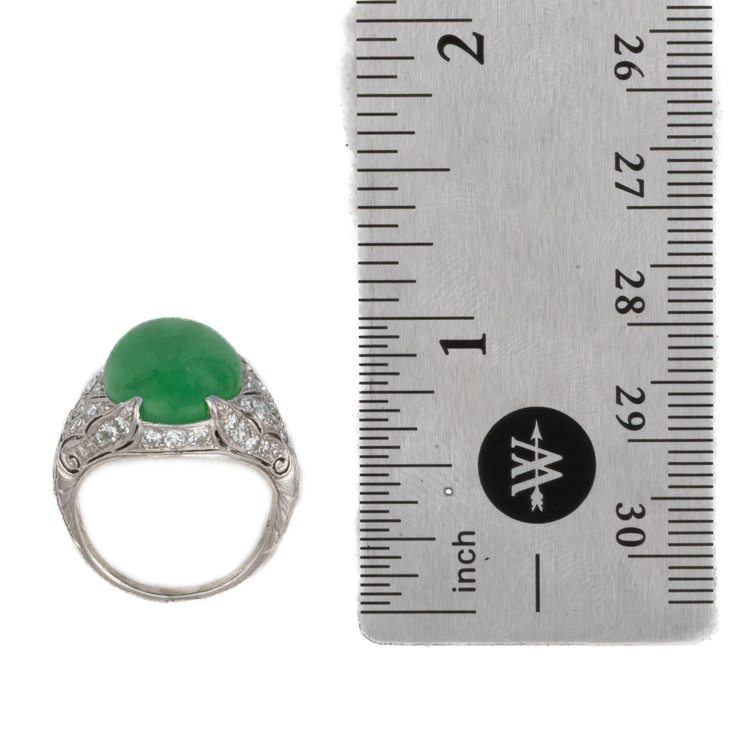Femenino o masculino Anillo Art Déco de Platino, Diamantes y Cabujón de Jade en venta