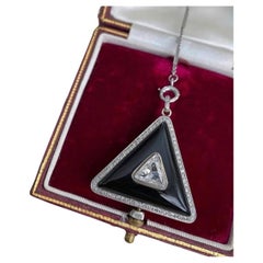 Montre à pendentif Art déco en platine, diamants et onyx par Dreicer and Co.