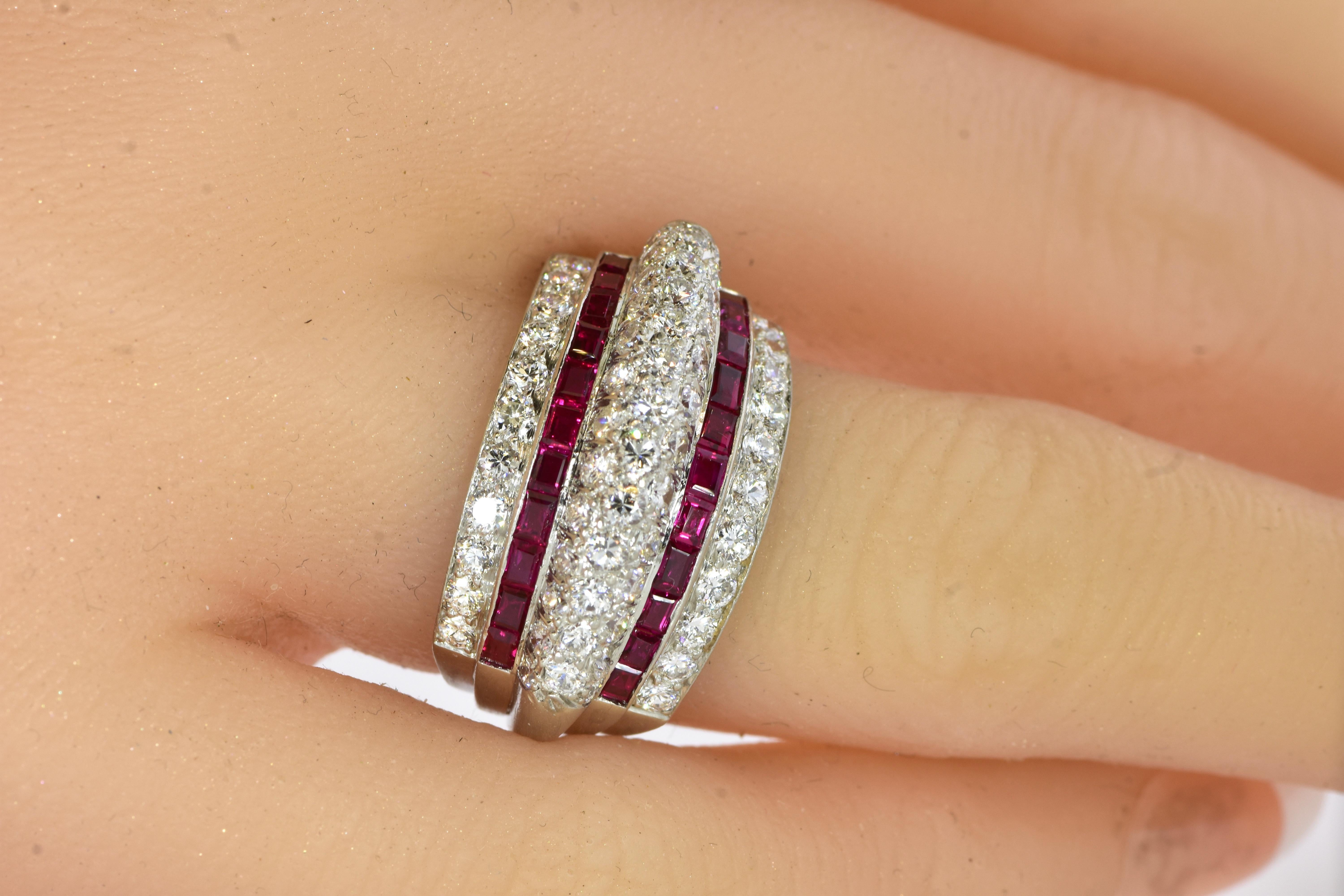 Anillo Art Decó de diamantes, rubíes y platino fabricado a principios o mediados del siglo XX. Se trata de un anillo de platino finamente elaborado con 62 diamantes finos de talla brillante bien engastados que suman un total estimado de 1,85