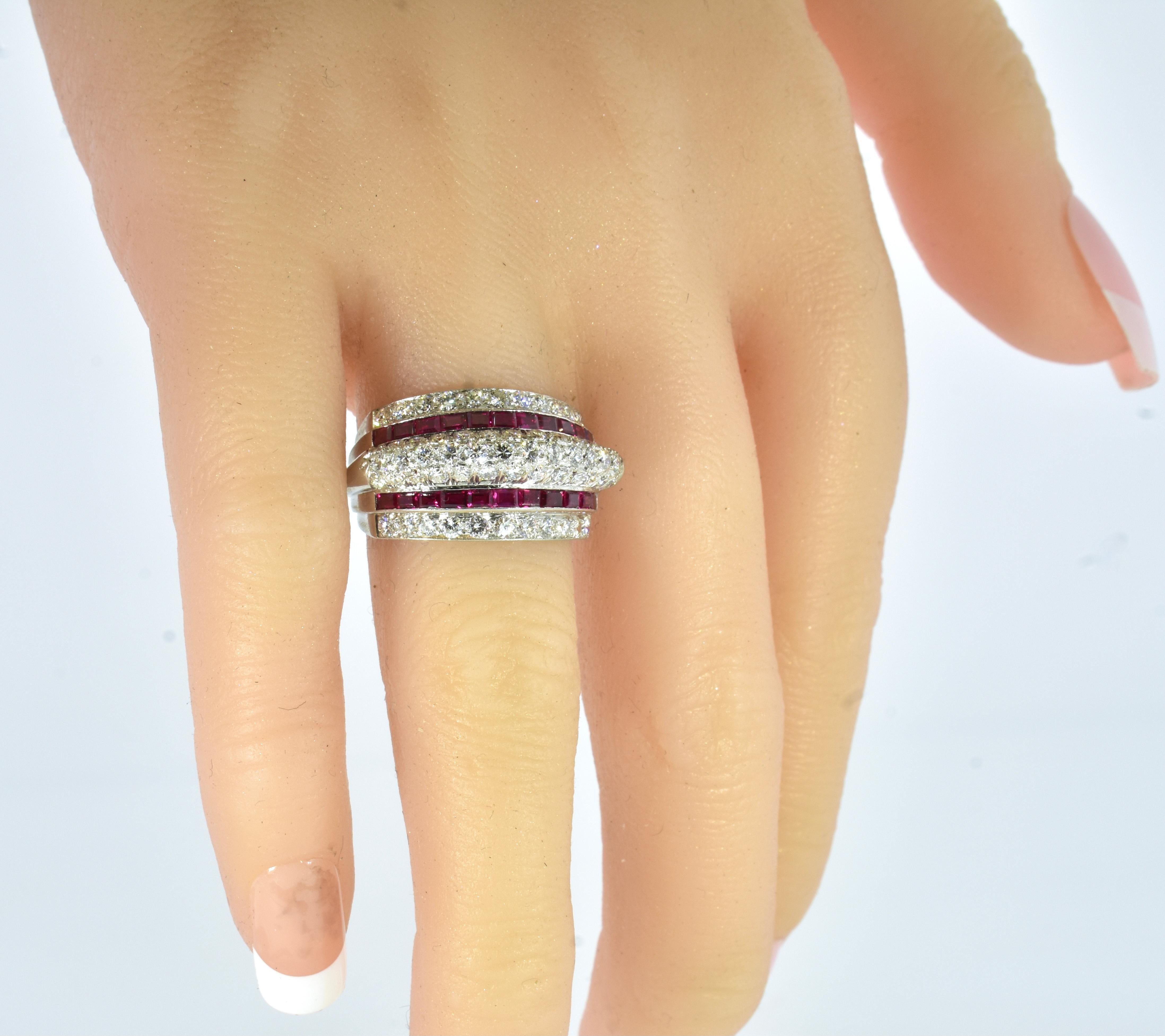 Anillo Art Déco de platino, diamantes y rubíes, hacia 1935 Art Decó en venta