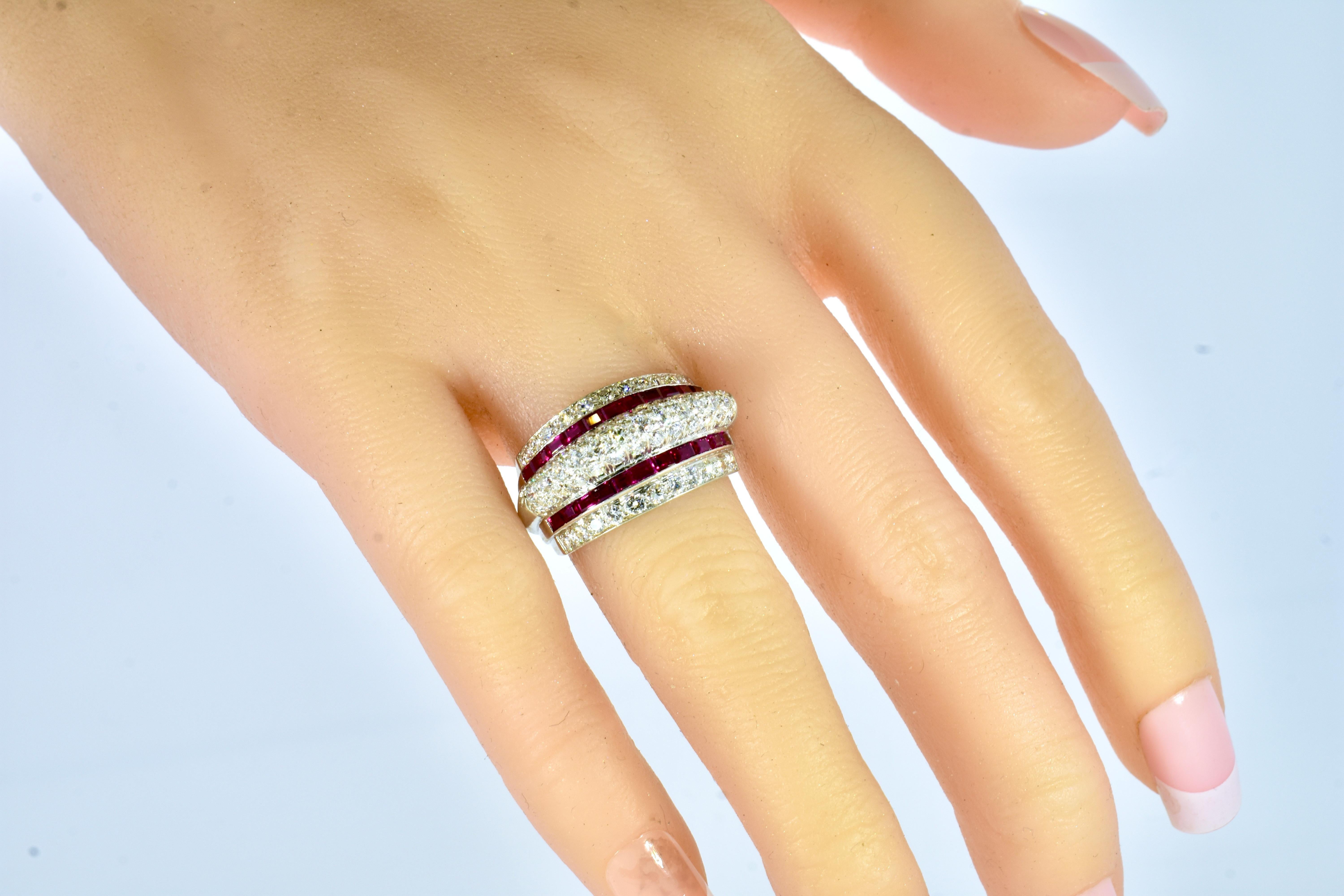 Anillo Art Déco de platino, diamantes y rubíes, hacia 1935 Corte brillante en venta