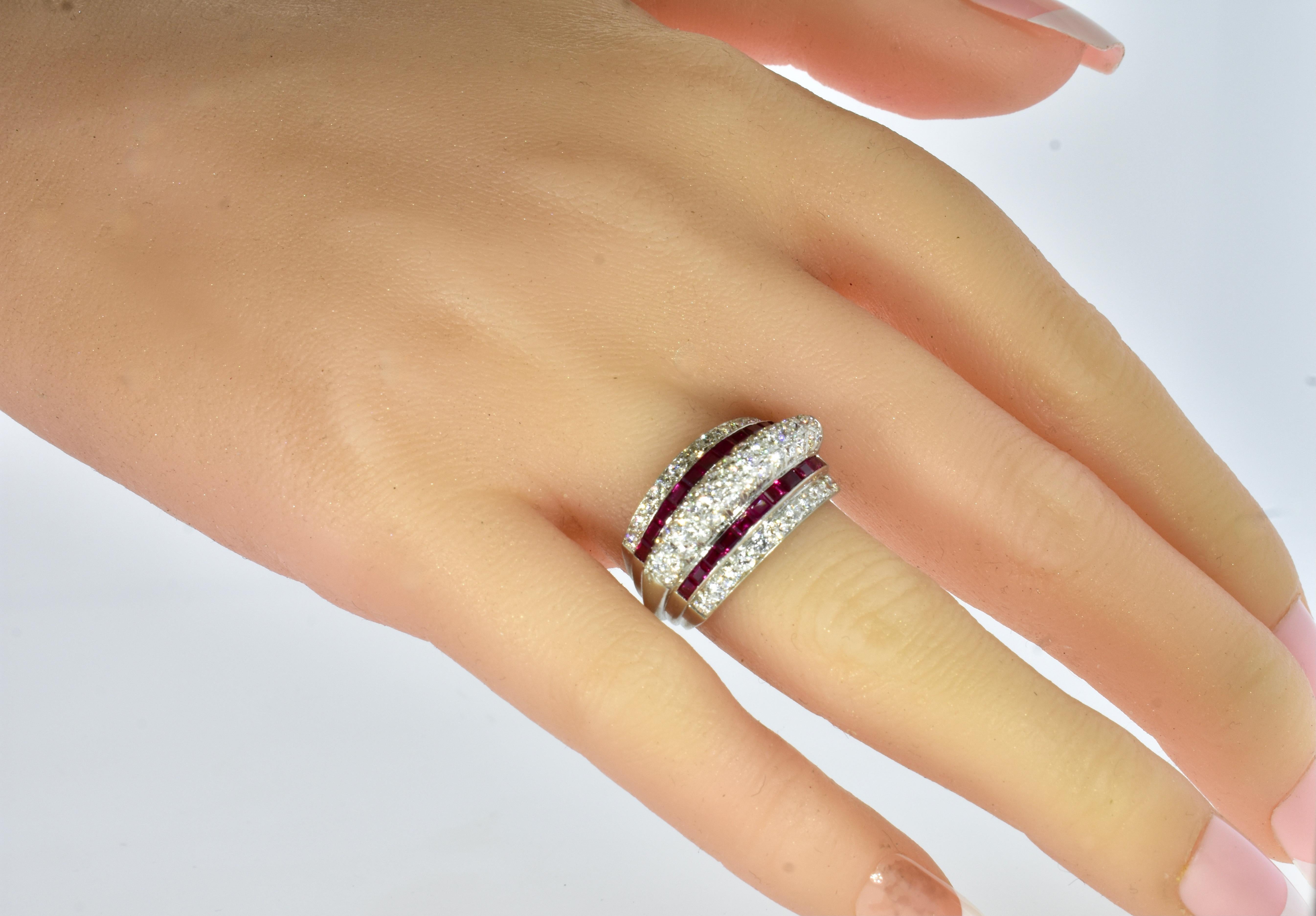 Anillo Art Déco de platino, diamantes y rubíes, hacia 1935 en Excelente estado para la venta en Aspen, CO
