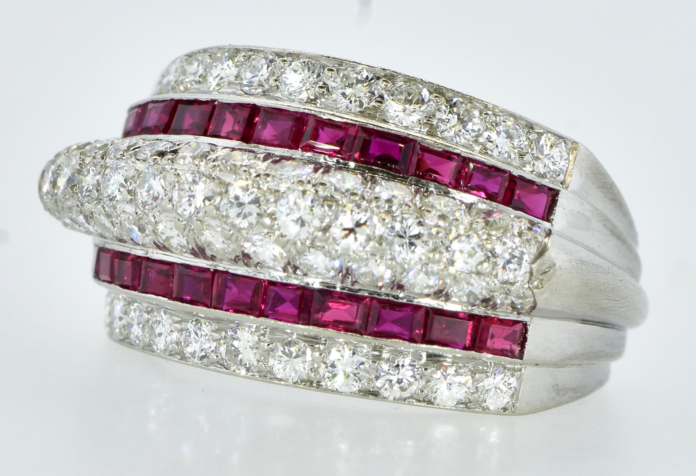 Anillo Art Déco de platino, diamantes y rubíes, hacia 1935 en venta 2