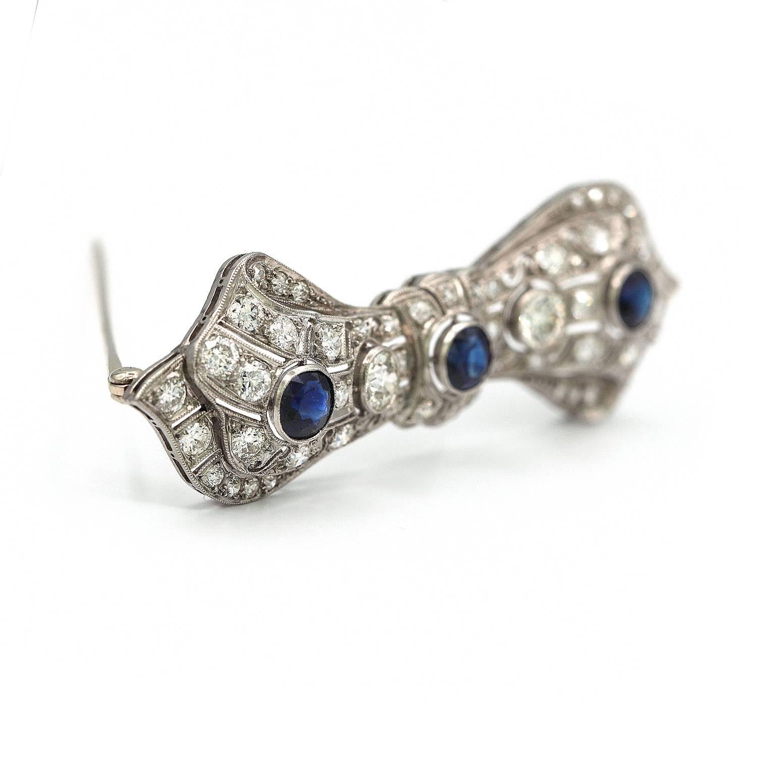 Art Deco Platinum Diamond and Sapphire Brooch In Excellent Condition For Sale In New York, NY