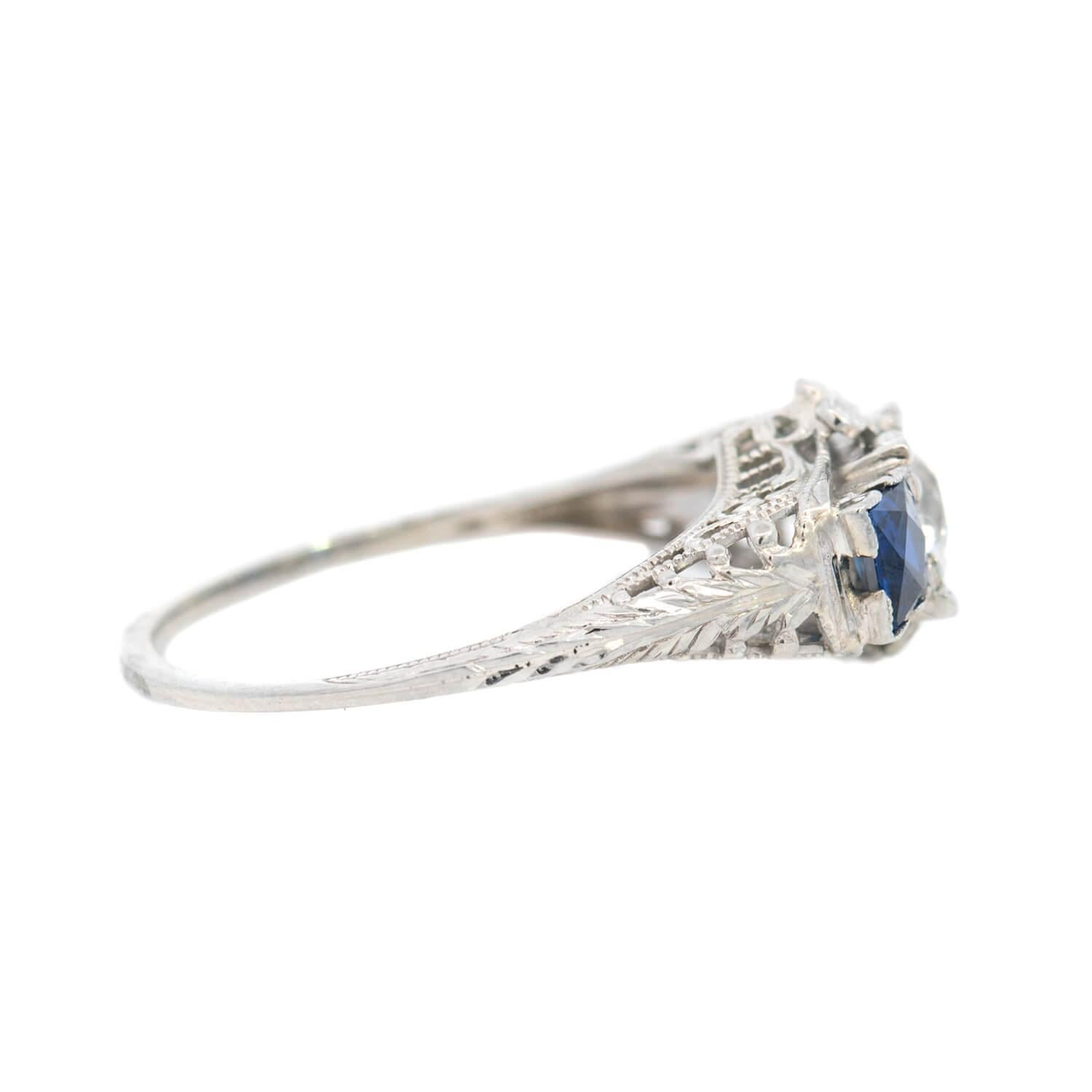 Art déco Art Deco Platinum Diamond and Sapphire Engagement Ring en vente