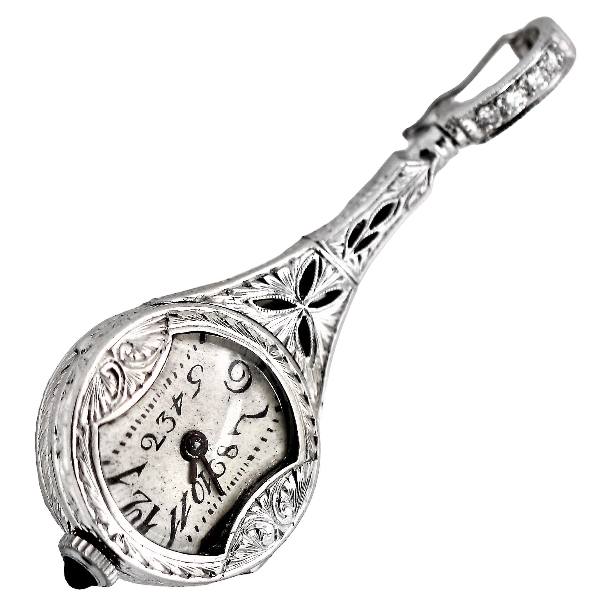 Diese fantasievolle, originelle Art-Deco-Chatelaine-Uhr ist ein wunderbares Beispiel für amerikanisches Design und Handwerkskunst. Das in den 1920er Jahren hergestellte Uhrengehäuse ist stark handgraviert, mit Diamanten besetzt und mit leuchtend