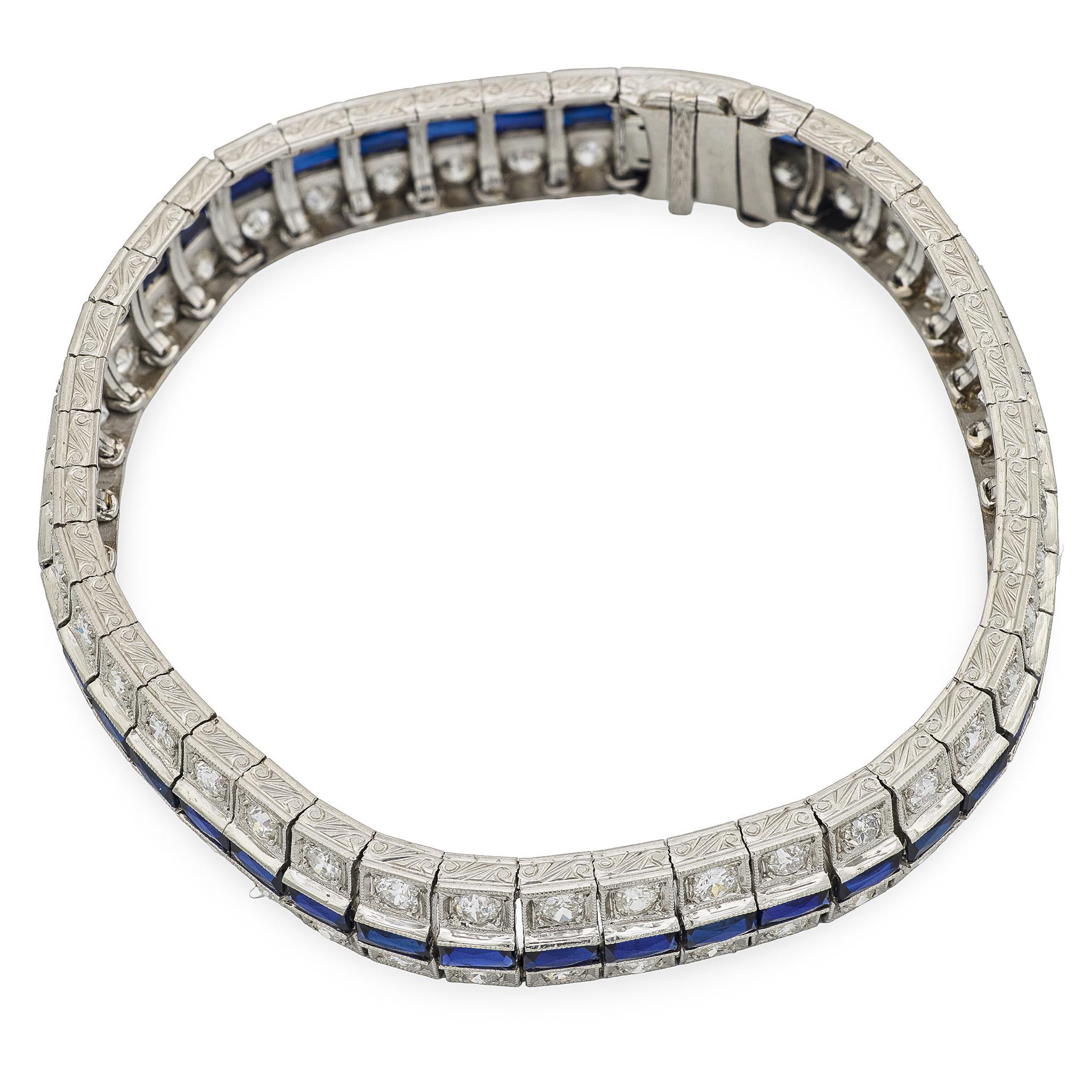 ¡Un brazalete de línea absolutamente fantástico de la época Art Déco (ca1920s)! Elaborada en platino, esta hilera presenta una fila central de zafiros sintéticos talla francesa, engastados en canal y con un tono azul increíblemente oscuro. En