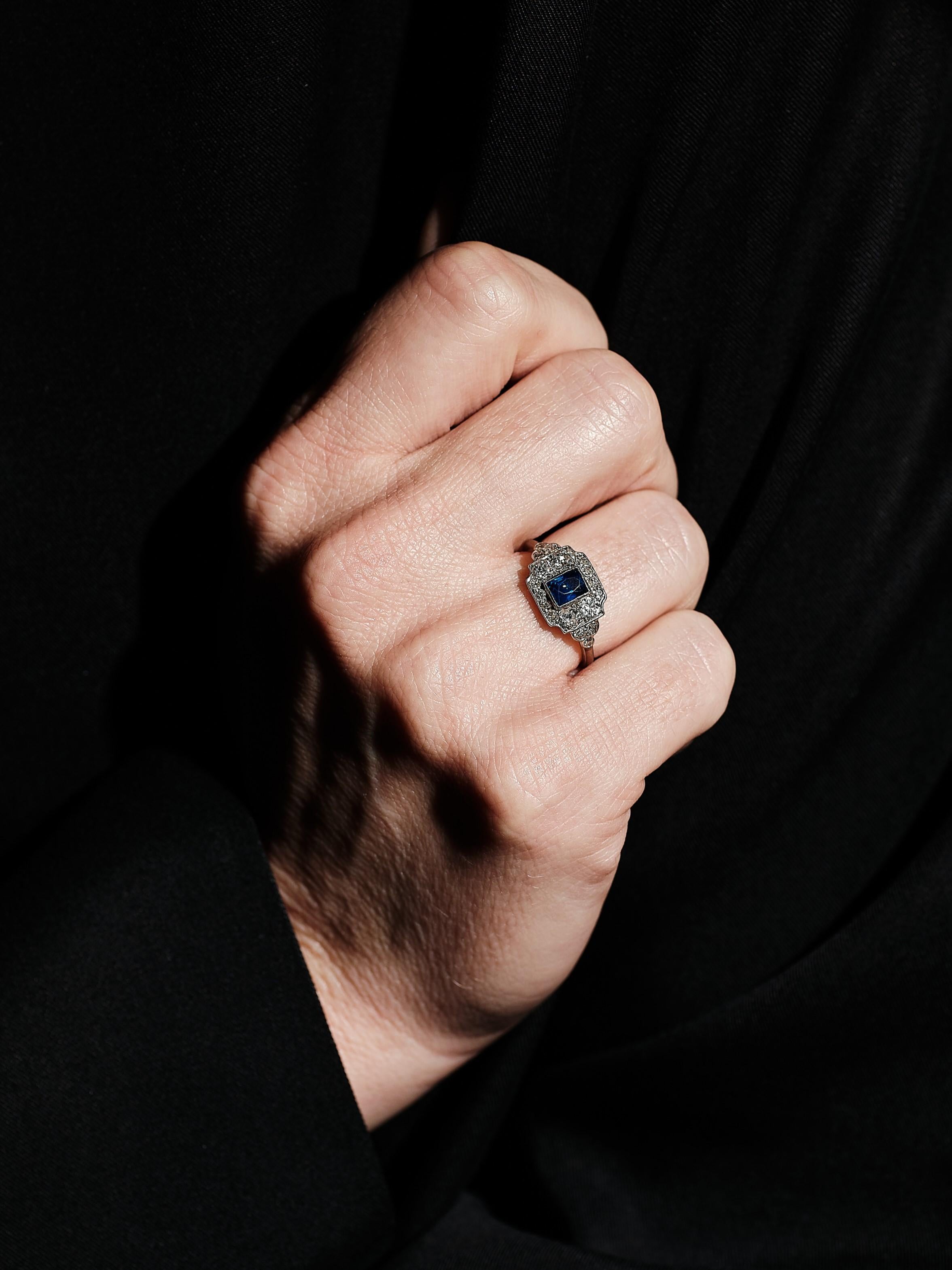 Art-Deco-Ring aus Platin mit Diamanten und Saphiren (Gemischter Schliff) im Angebot
