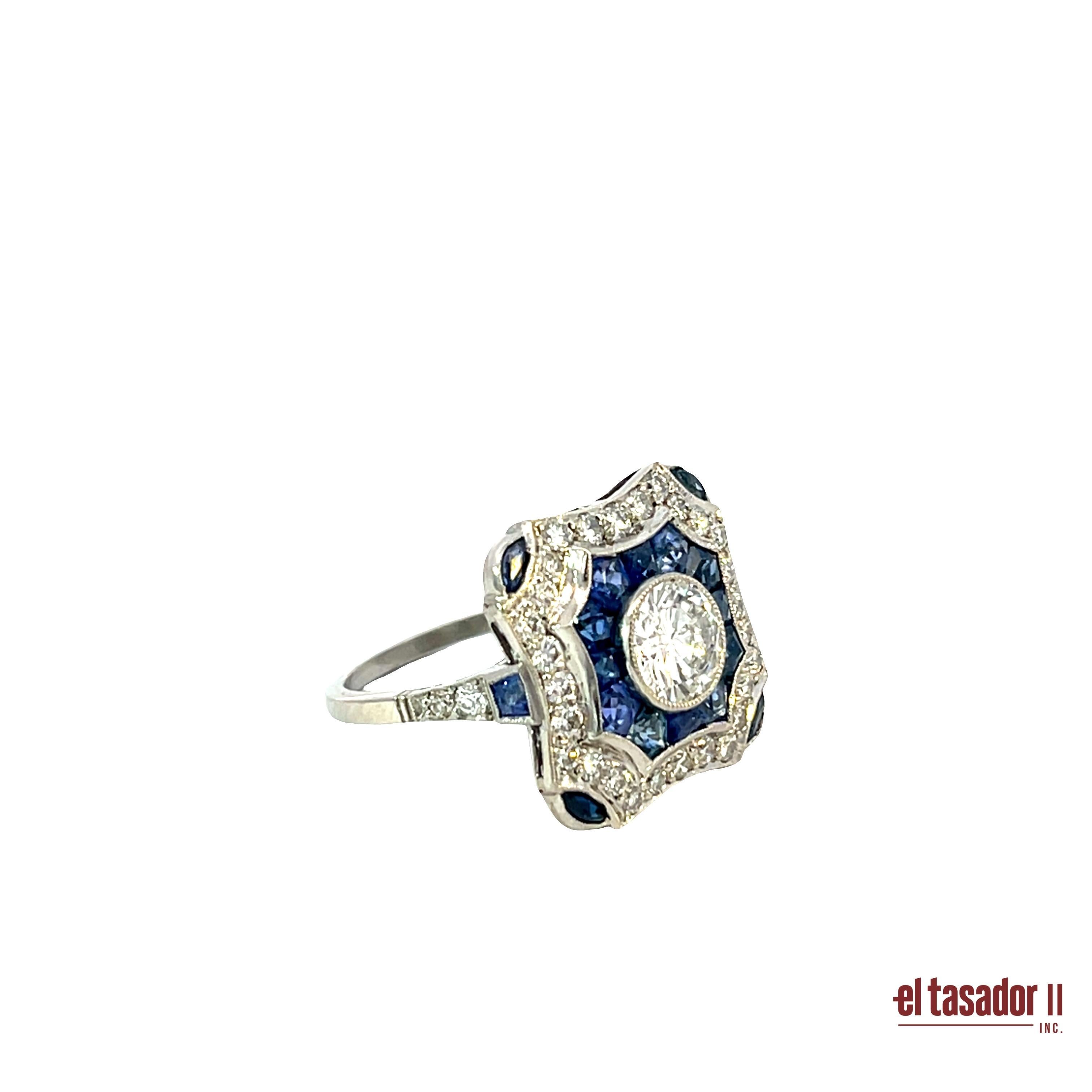 Un magnifico anello Art Deco in platino con uno splendido diamante centrale di 1,02 carati con taglio a brillante, incorniciato da altri 0,76 carati di diamanti. Intorno ai diamanti, 4,24 carati di vividi zaffiri blu sono meticolosamente incastonati