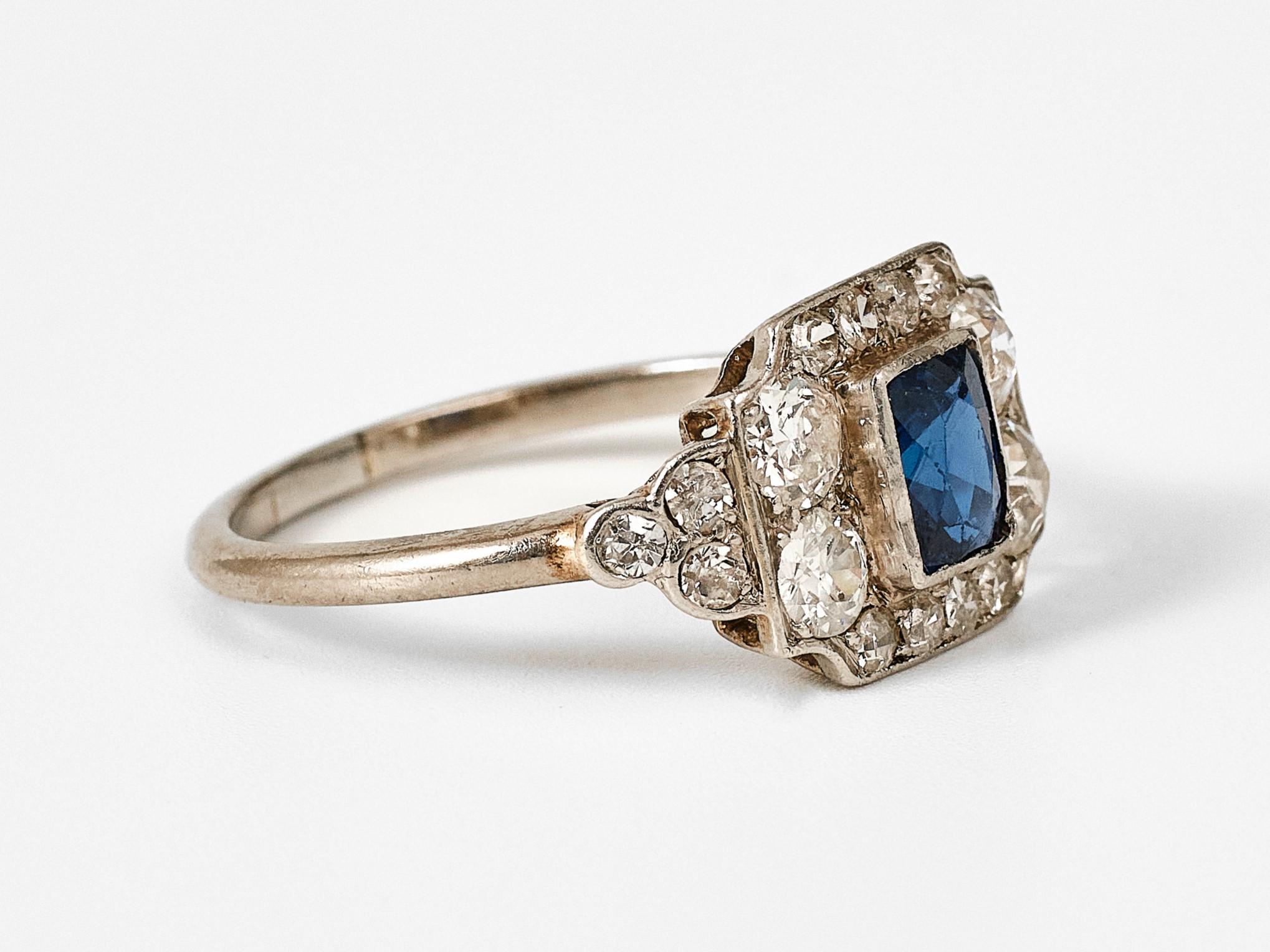 Art-Deco-Ring aus Platin mit Diamanten und Saphiren im Zustand „Gut“ im Angebot in Malmö, SE