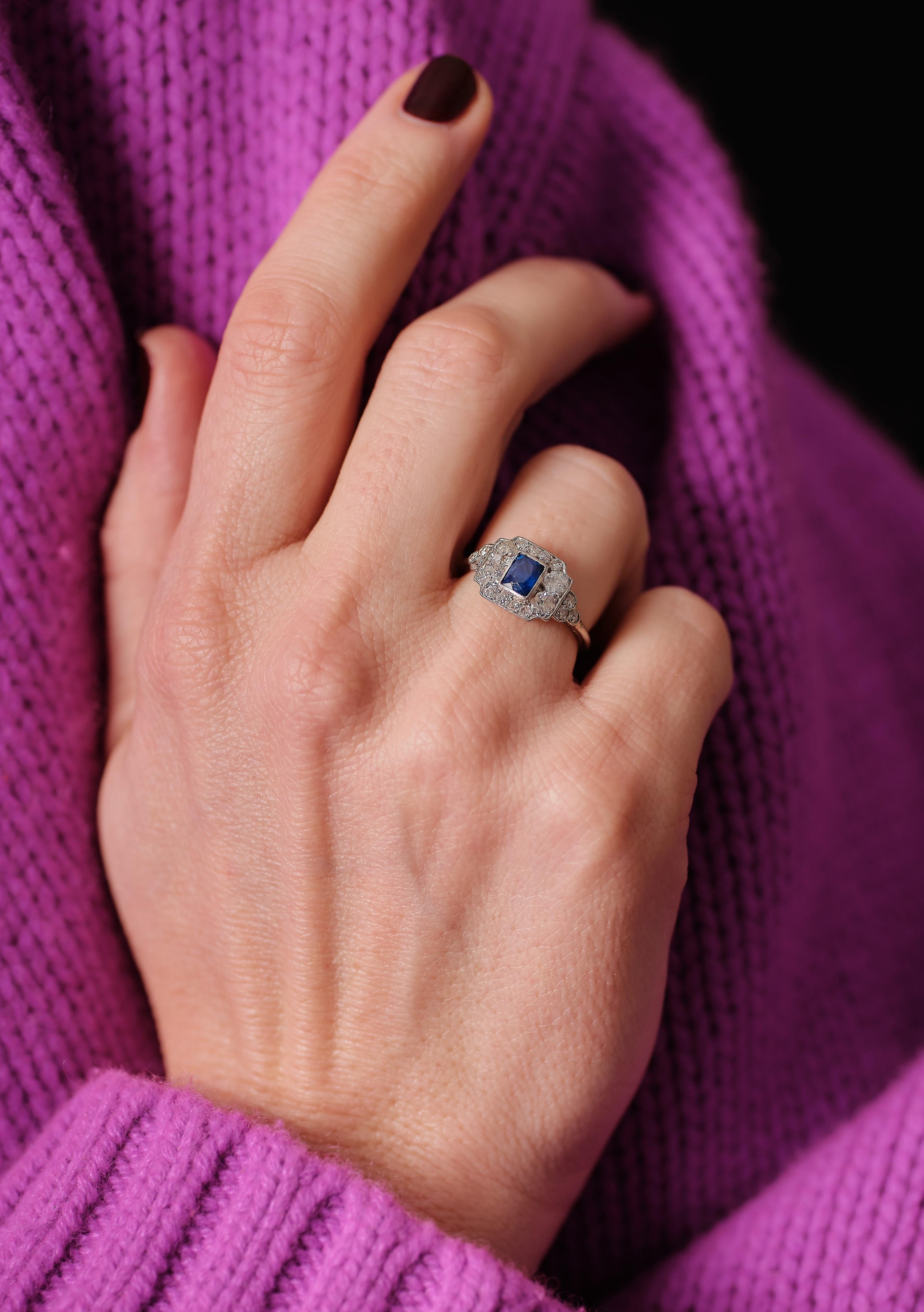 Art-Deco-Ring aus Platin mit Diamanten und Saphiren (Art déco) im Angebot