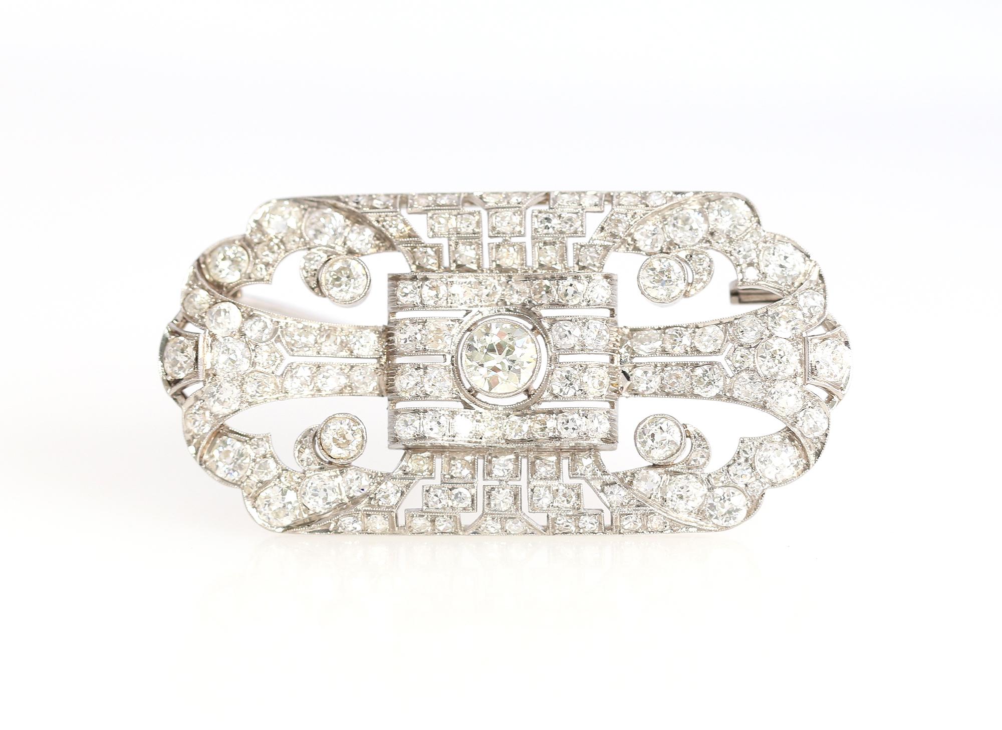 Fine Diamond brooch. Center Diamond weighing 1.5 Ct with a total approximate Diamond weight of 11.05 Ct. Amazing item and a perfect example of its time - the “roaring twenties”. Art Deco style.

Once it was common to communicate a message via pin or