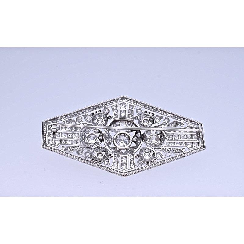 Platinum brooch with circa 11.00 carat of old-cut diamonds.
This impressive antique diamond brooch has been crafted in Platinum.
Timeless design from 1930.

