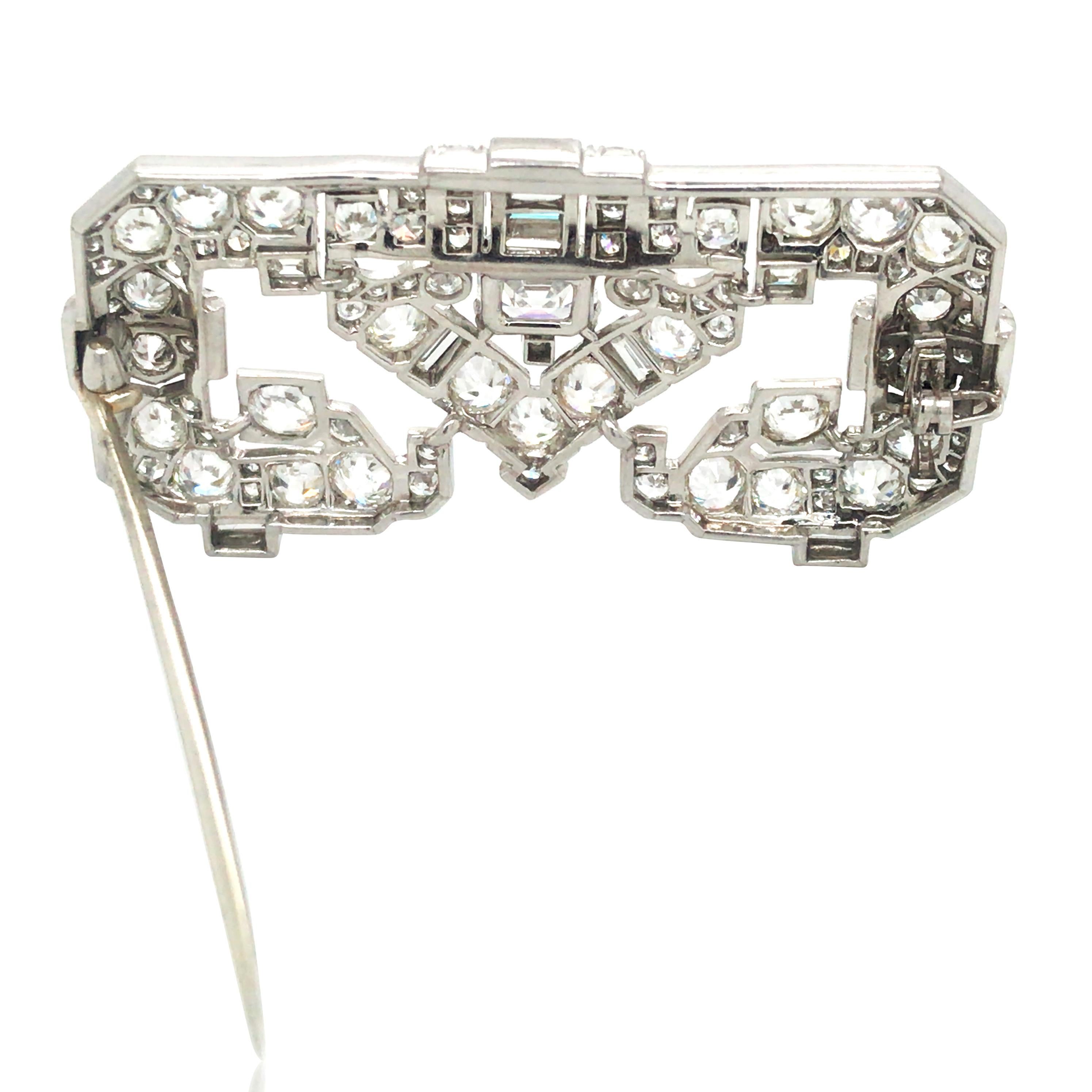 Art Deco Platin-Diamant-Brosche (Gemischter Schliff) im Angebot