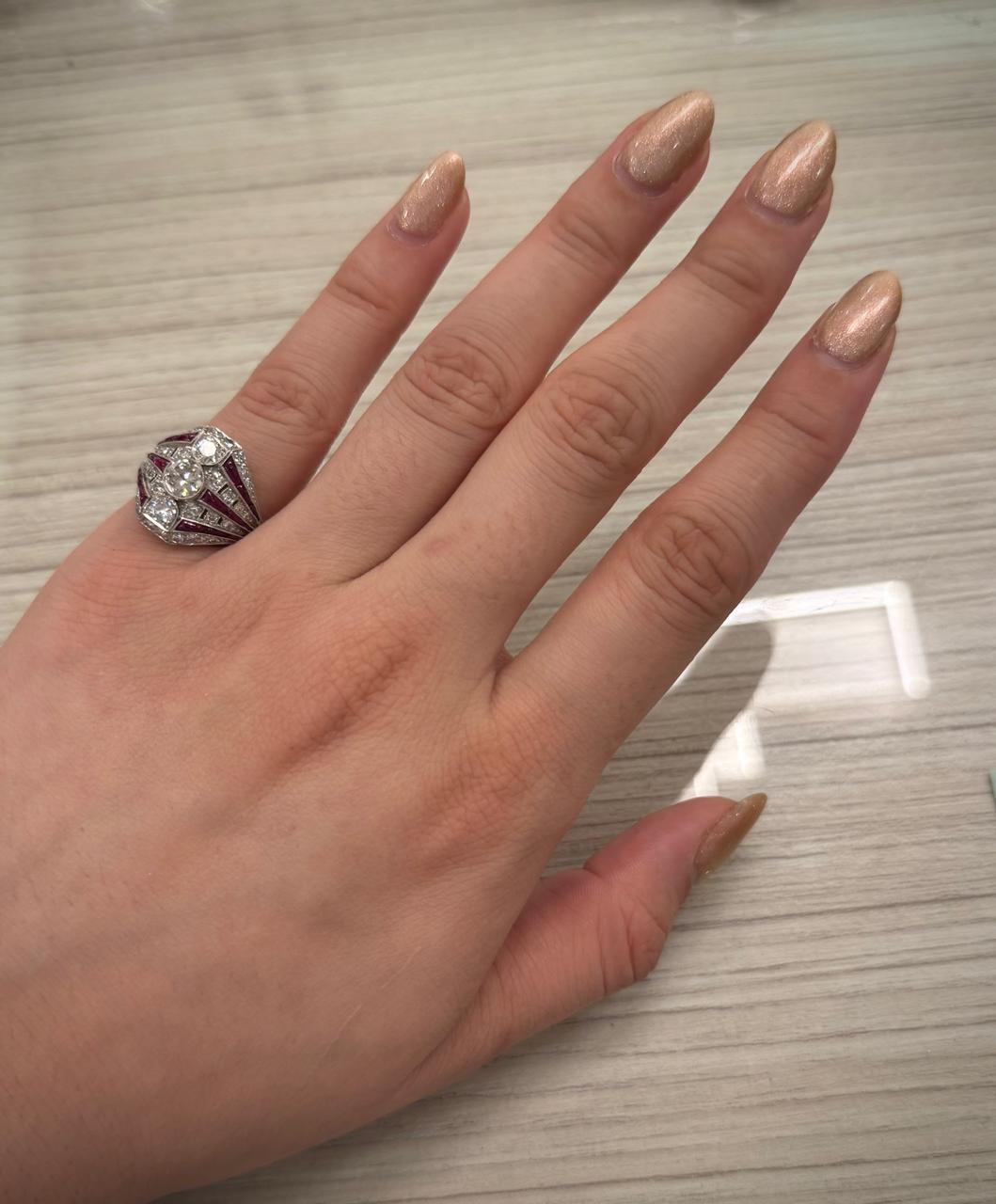 Bague Art déco en platine avec diamants et rubis cabochon en vente 2