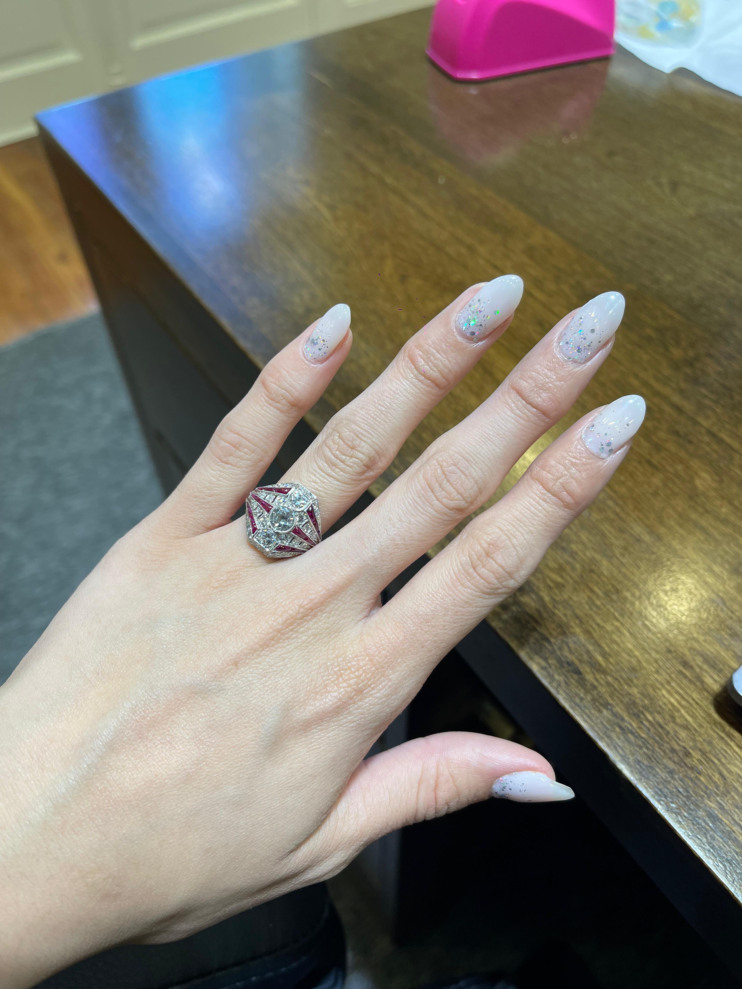 Bague Art déco en platine avec diamants et rubis cabochon en vente 3