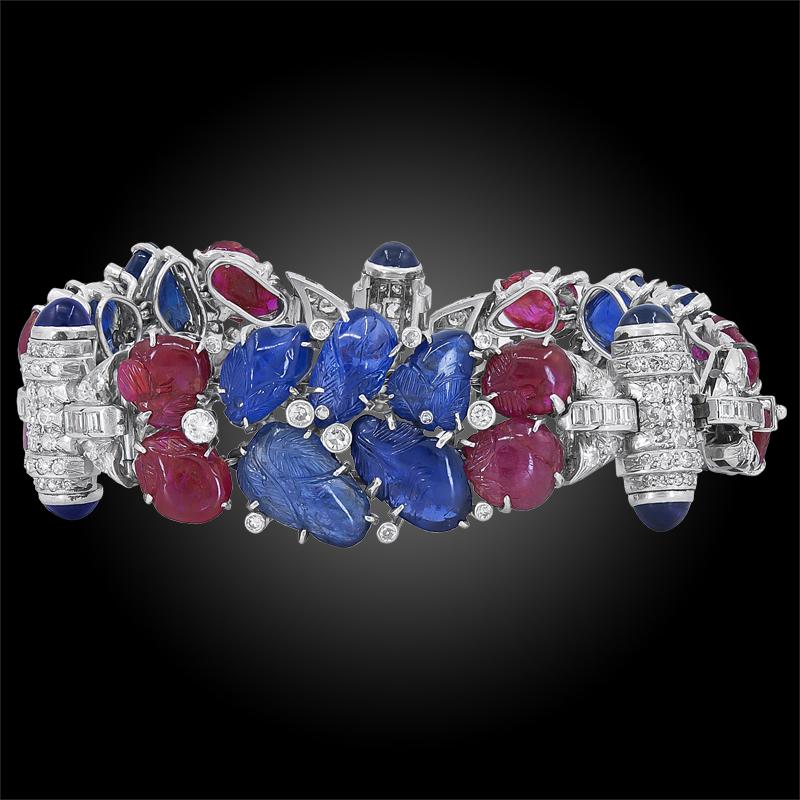 Bracciale Art déco in platino, con zaffiri intagliati, rubino e diamanti taglio vecchio europeo per un peso di circa 7 carati, circa 1935.
Lunghezza totale circa 7 1/2″ x 7/8″