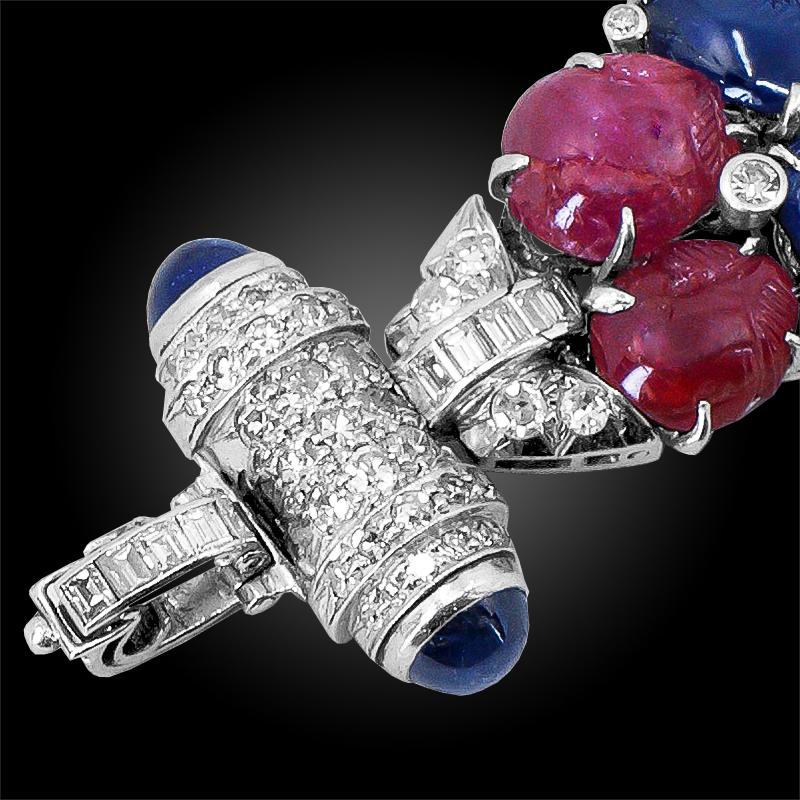 Art Déco Art Carved Bracciale in platino con zaffiro e rubino intagliati e diamantati in vendita