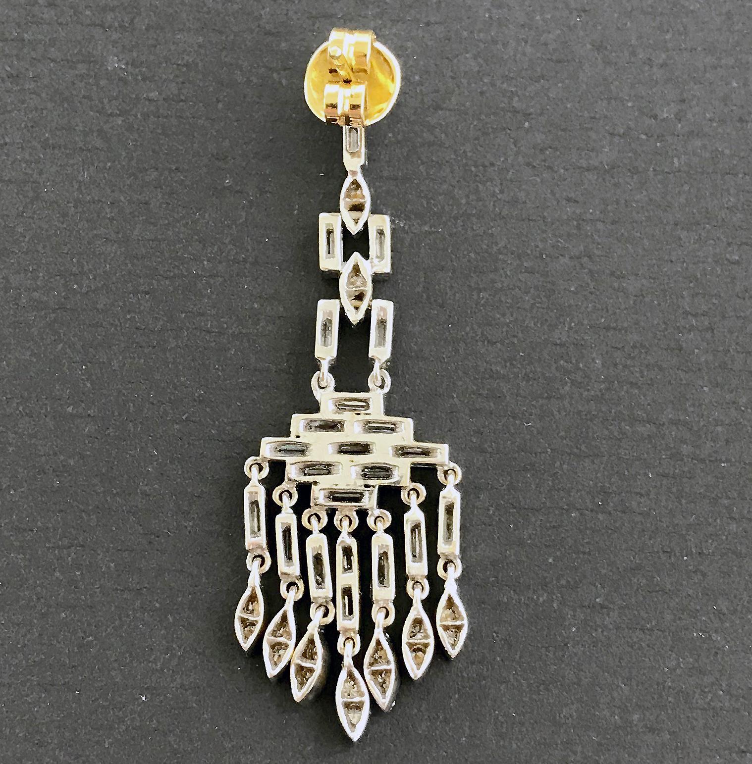 Art Deco Platinum Diamond Chandelier Earrings, circa 1930 In Excellent Condition In London, GB