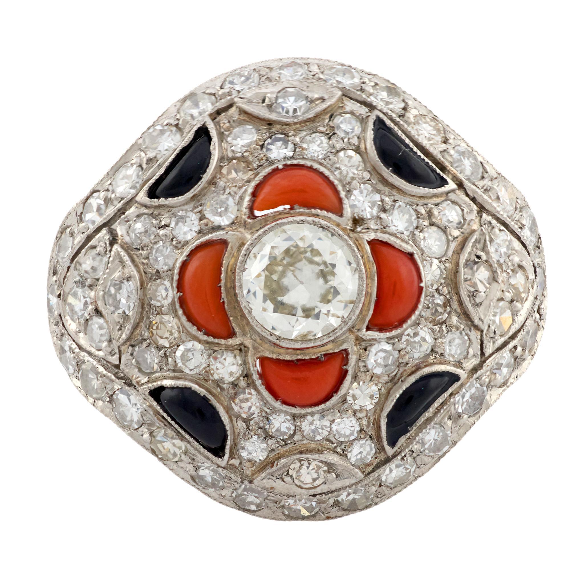 Une bague exquise et unique de l'époque Art Déco (vers les années 1920) ! Réalisée en platine, cette bague présente une large pièce centrale circulaire. Le centre de la bague est orné d'un diamant de taille européenne ancienne serti en chaton, d'un