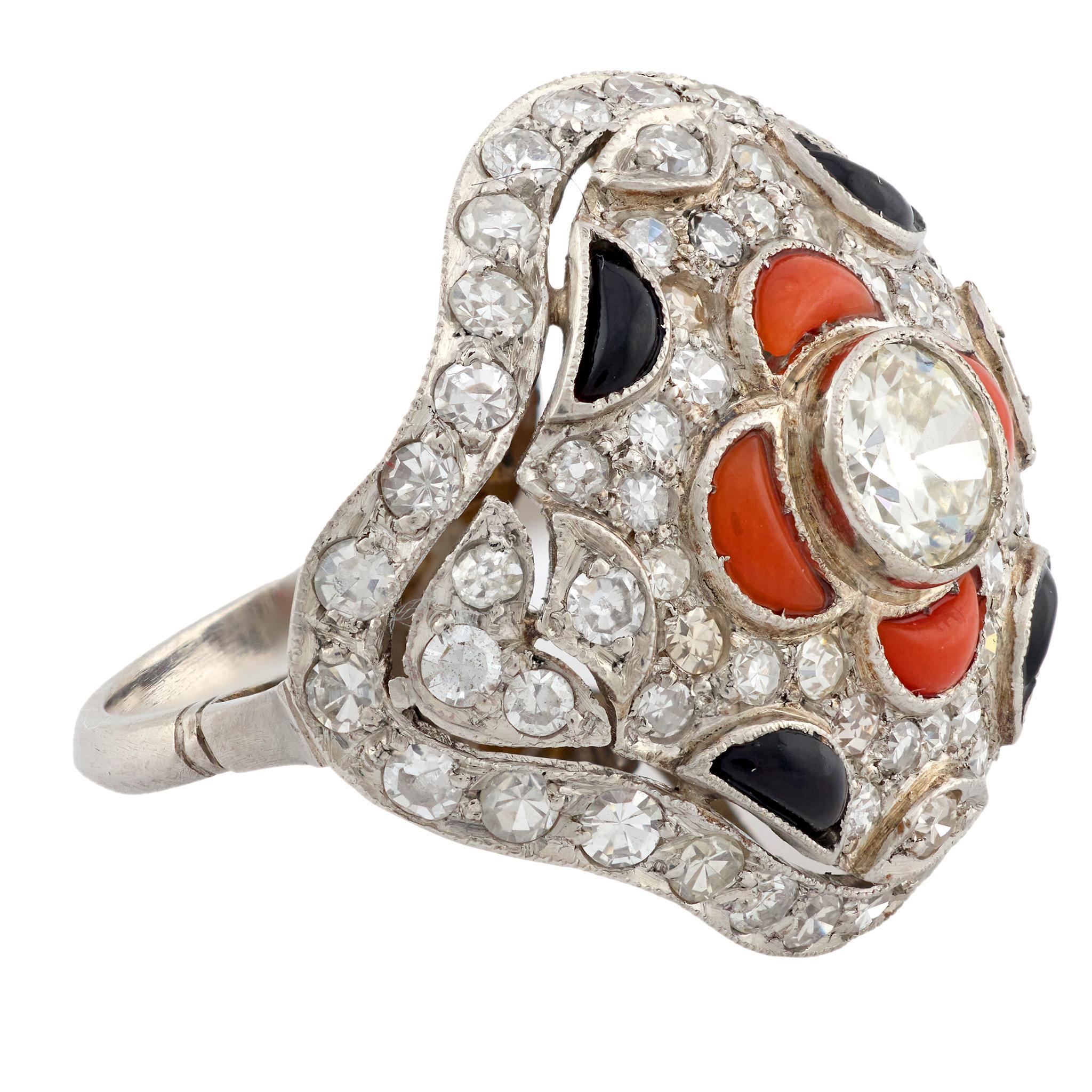 Taille vieille Europe Bague Art déco en platine avec diamants, corail et onyx en vente