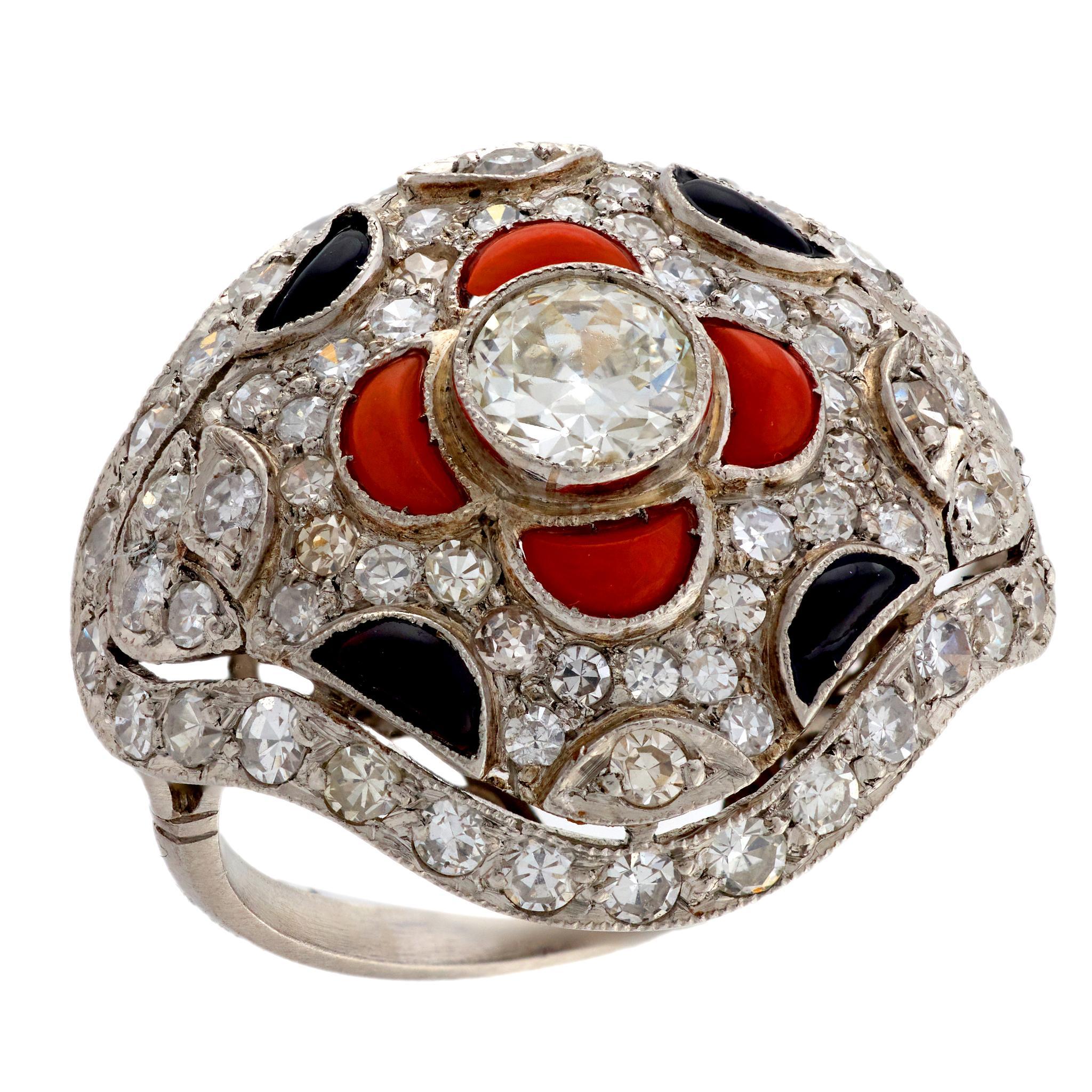 Bague Art déco en platine avec diamants, corail et onyx en vente