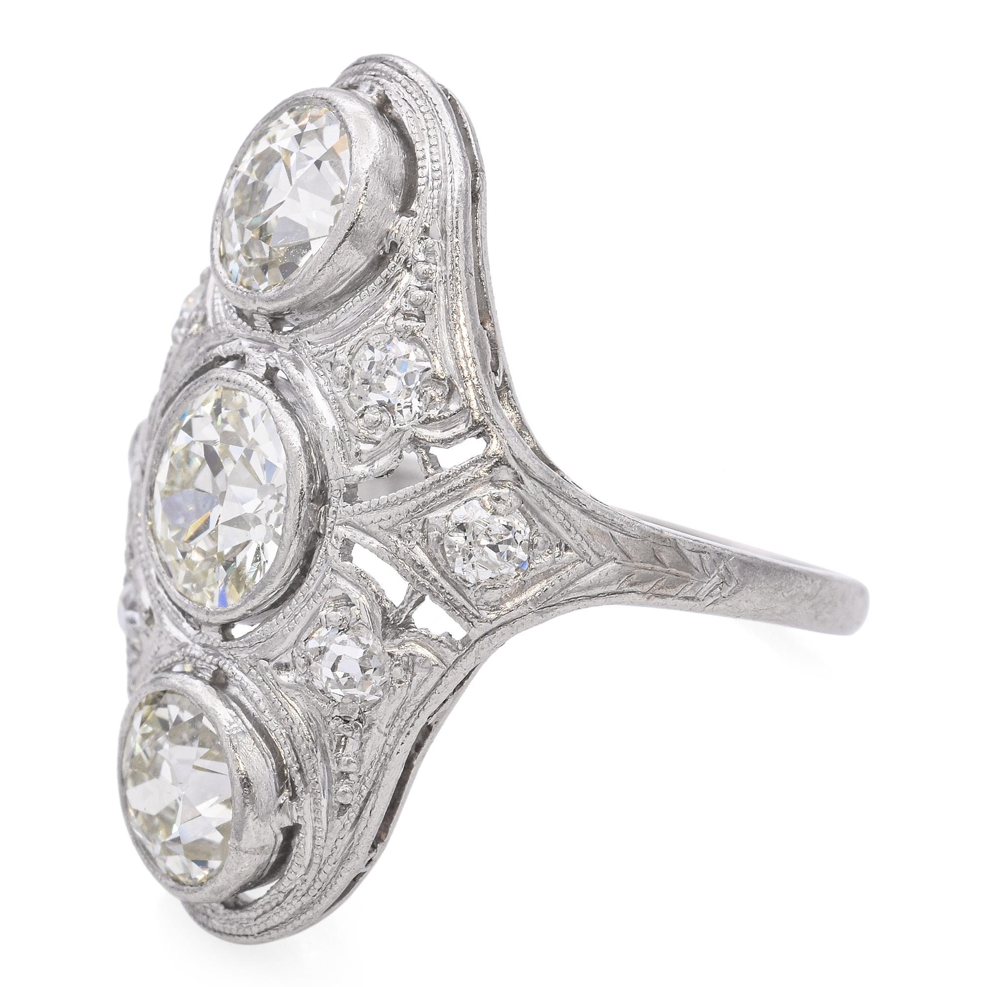 Taglio vecchia miniera Anello da cena Art Deco in platino con diamante in vendita