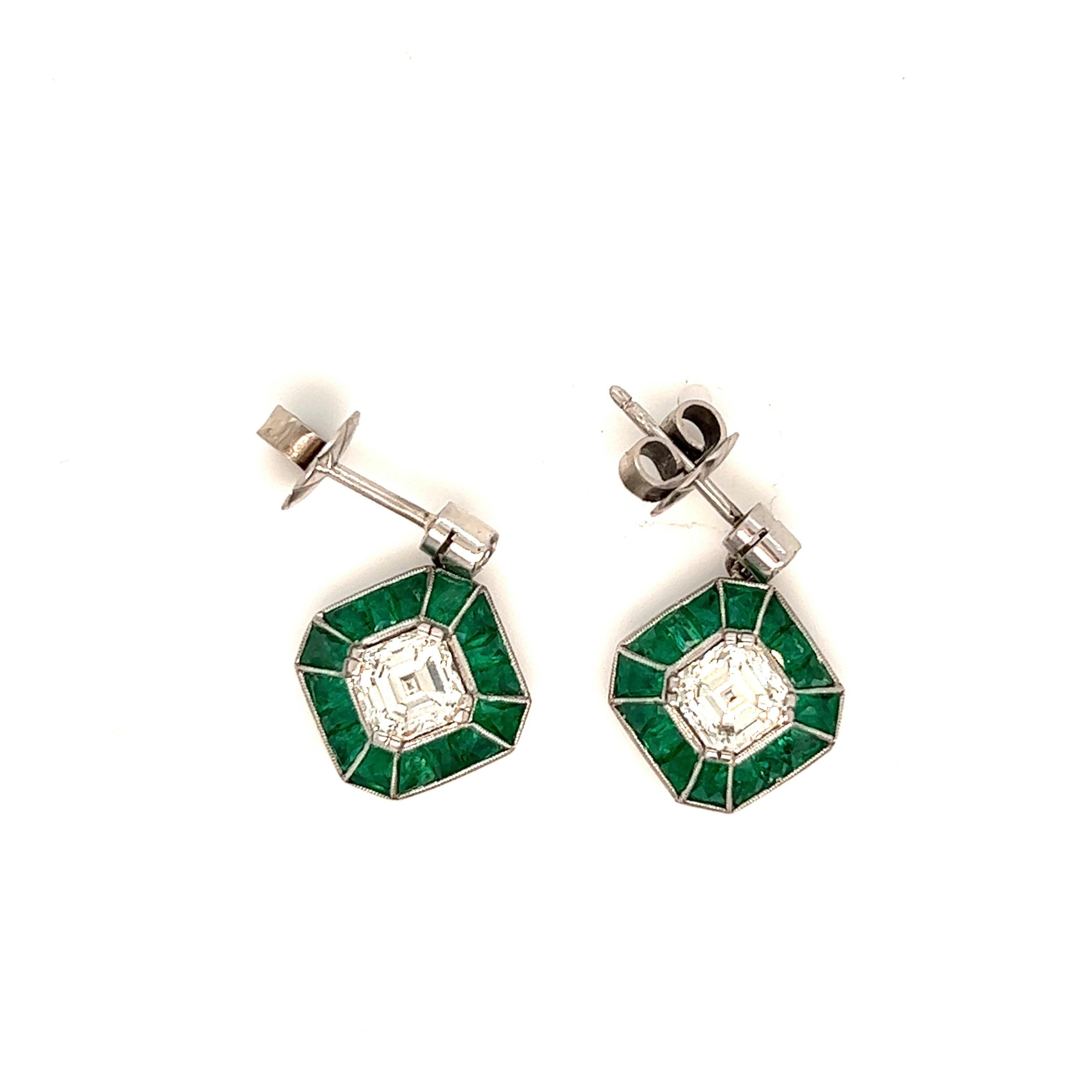 Art deco platinum and diamond earrings

Square emerald-cut diamonds of approximately 2.20 carat, framed by calibre-cut emeralds; platinum

Size: width 1.3 cm, length 1.6 cm
Total weight: 6.9 grams