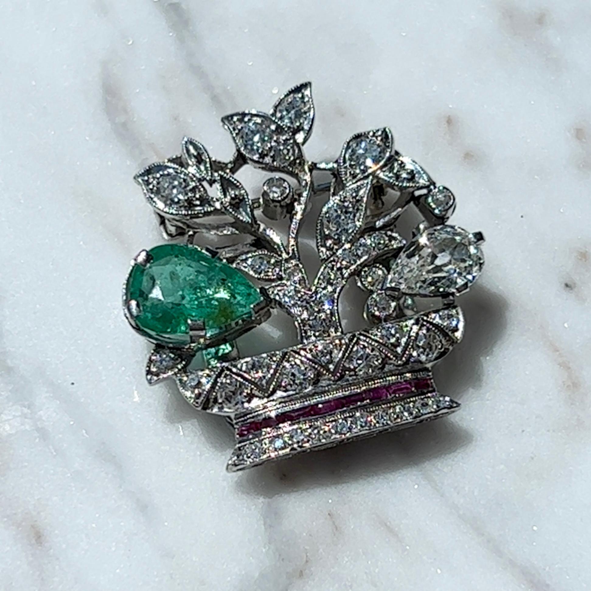 Art Deco Platin-Blumenkorb-Brosche mit Diamanten, Smaragden und Rubinen 2