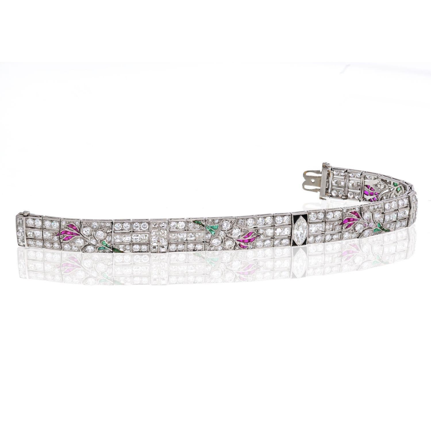 Art Deco Platin-Armband aus Platin mit Diamanten, Smaragden und Rubinen, mit Onyx-Akzenten (Smaragdschliff) im Angebot