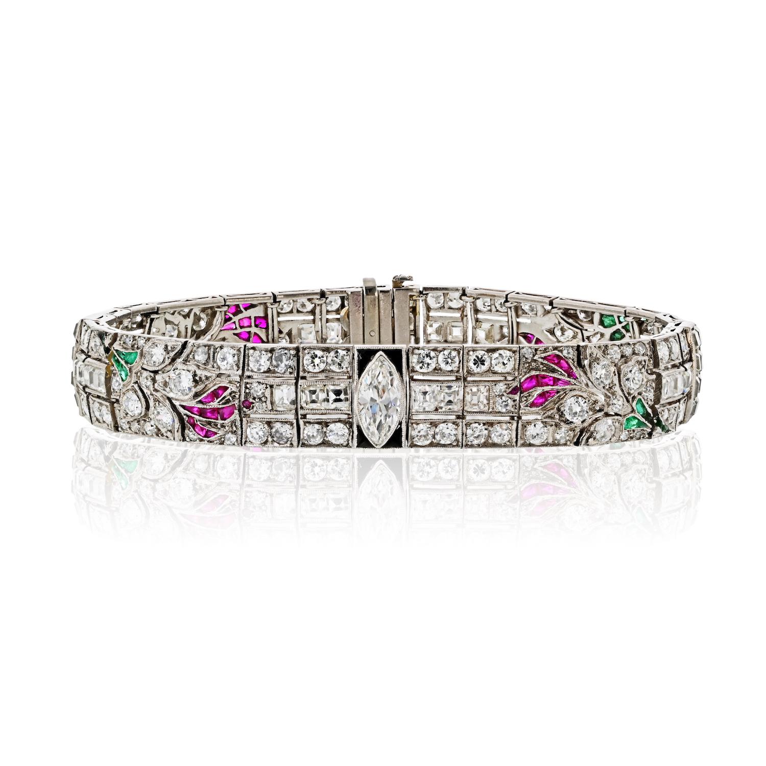 Art Deco Platin-Armband aus Platin mit Diamanten, Smaragden und Rubinen, mit Onyx-Akzenten im Zustand „Hervorragend“ im Angebot in New York, NY