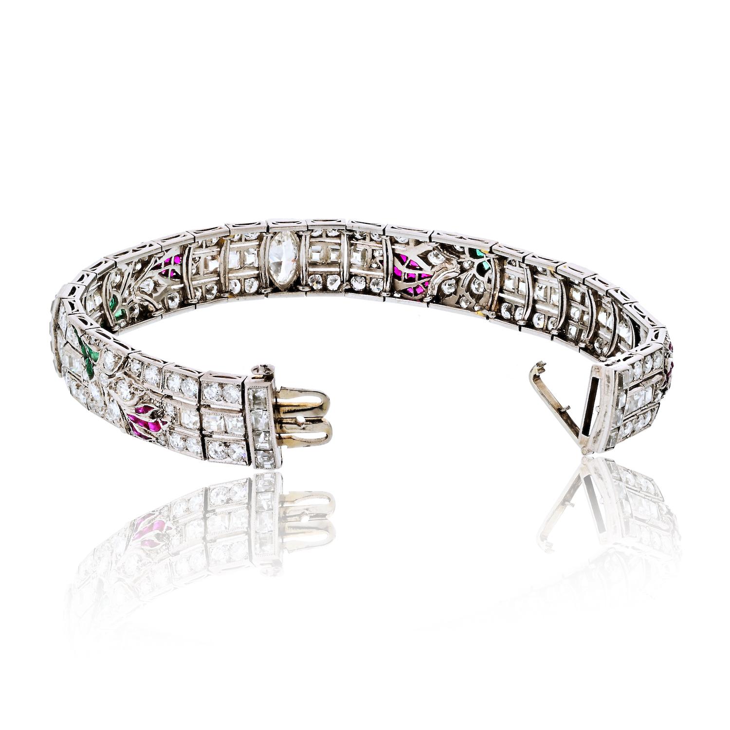 Art Deco Platin-Armband aus Platin mit Diamanten, Smaragden und Rubinen, mit Onyx-Akzenten im Angebot 1