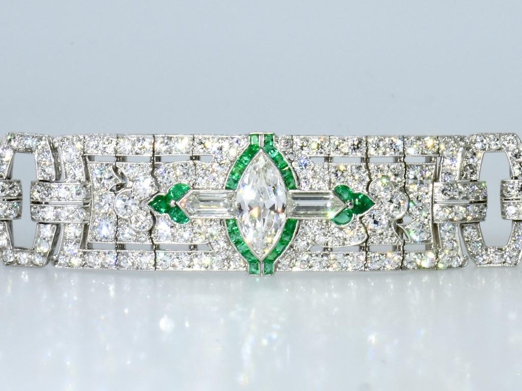 Pulsera Art Decó de platino, diamantes y esmeraldas de Oscar Heyman & Hnos., c. 1918. en Excelente estado para la venta en Aspen, CO