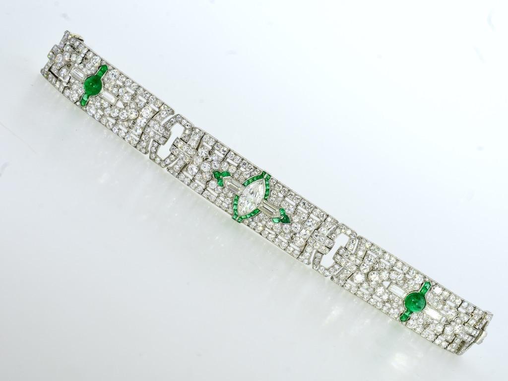 Femenino o masculino Pulsera Art Decó de platino, diamantes y esmeraldas de Oscar Heyman & Hnos., c. 1918. en venta