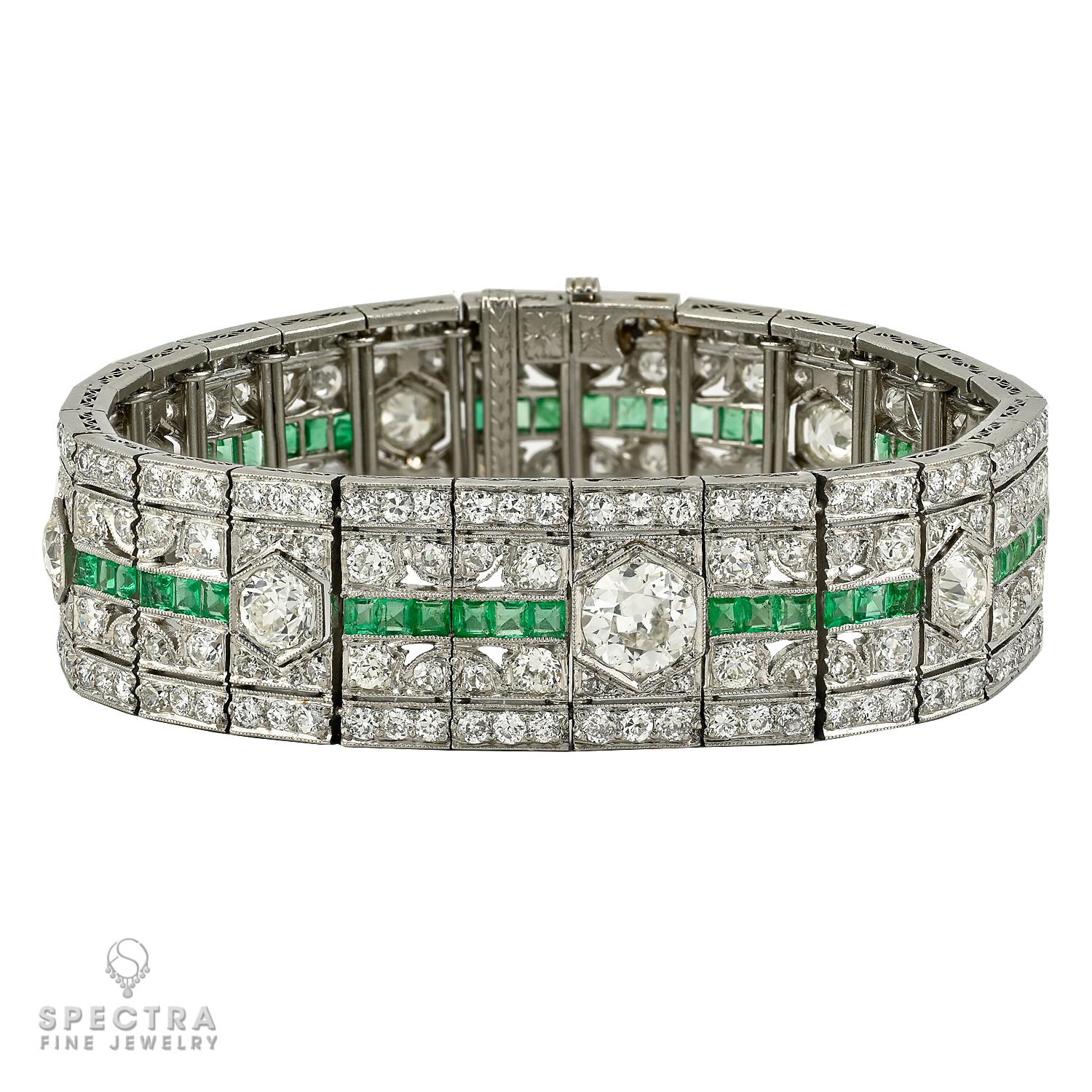 Un cautivador brazalete Art Déco de diamantes y esmeraldas que encarna el glamour atemporal y la artesanía meticulosa. Esta exquisita pieza está engastada en rico platino y presenta una sorprendente combinación de esmeraldas talla esmeralda y