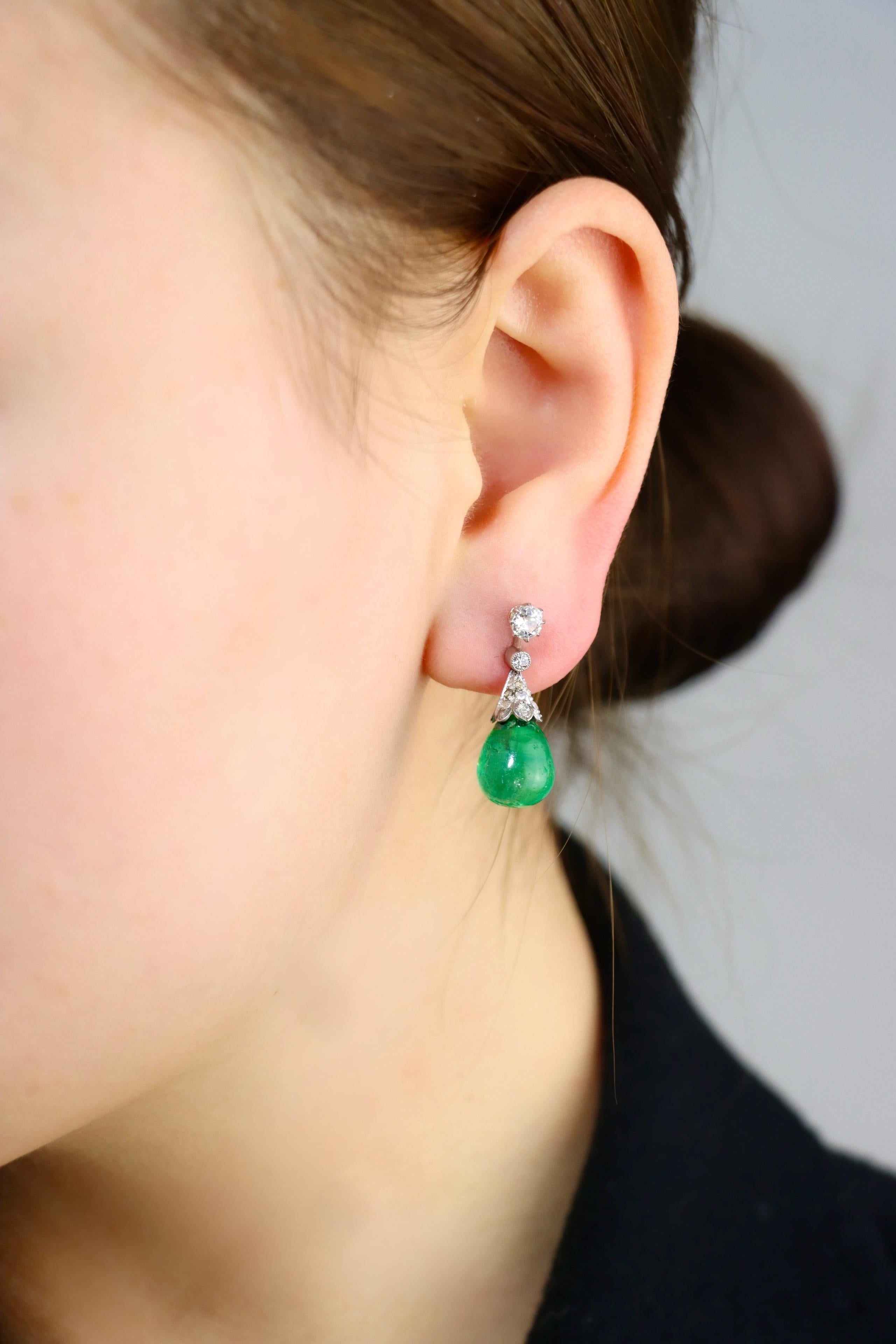 Art Deco Platinum Diamond Emerald Drop Earrings

Earring Backings: 18K White Gold

Approximate Dimensions:
2.5 cm (Length)
0.8 cm (Width)
Approximately: 8 carats (Emerald)
Approximately: 0.50 carat (Diamonds)
6.8 grams in weight