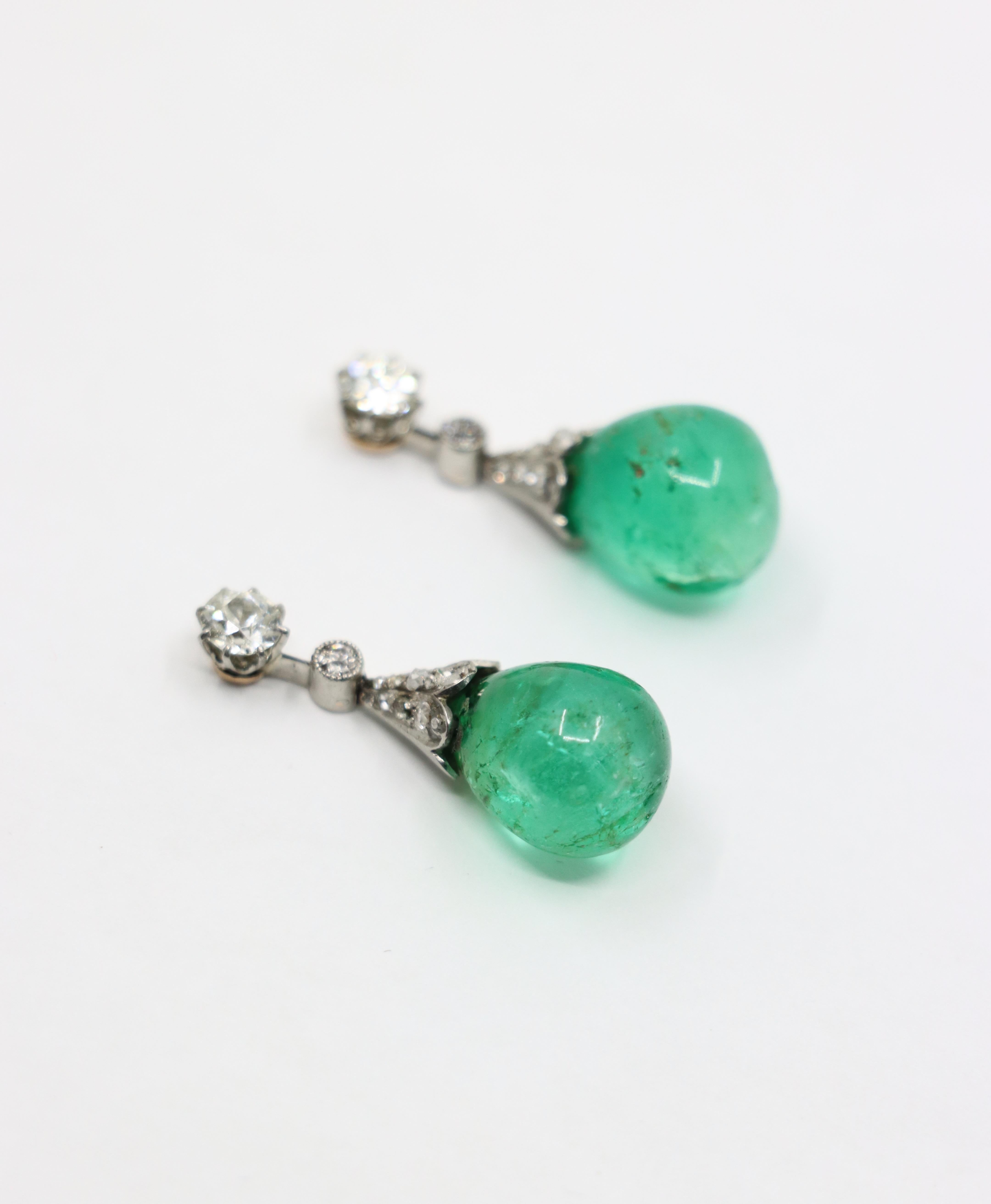 Art Deco Platinum Diamond Emerald Drop Earrings In Good Condition For Sale In Flushing, NY