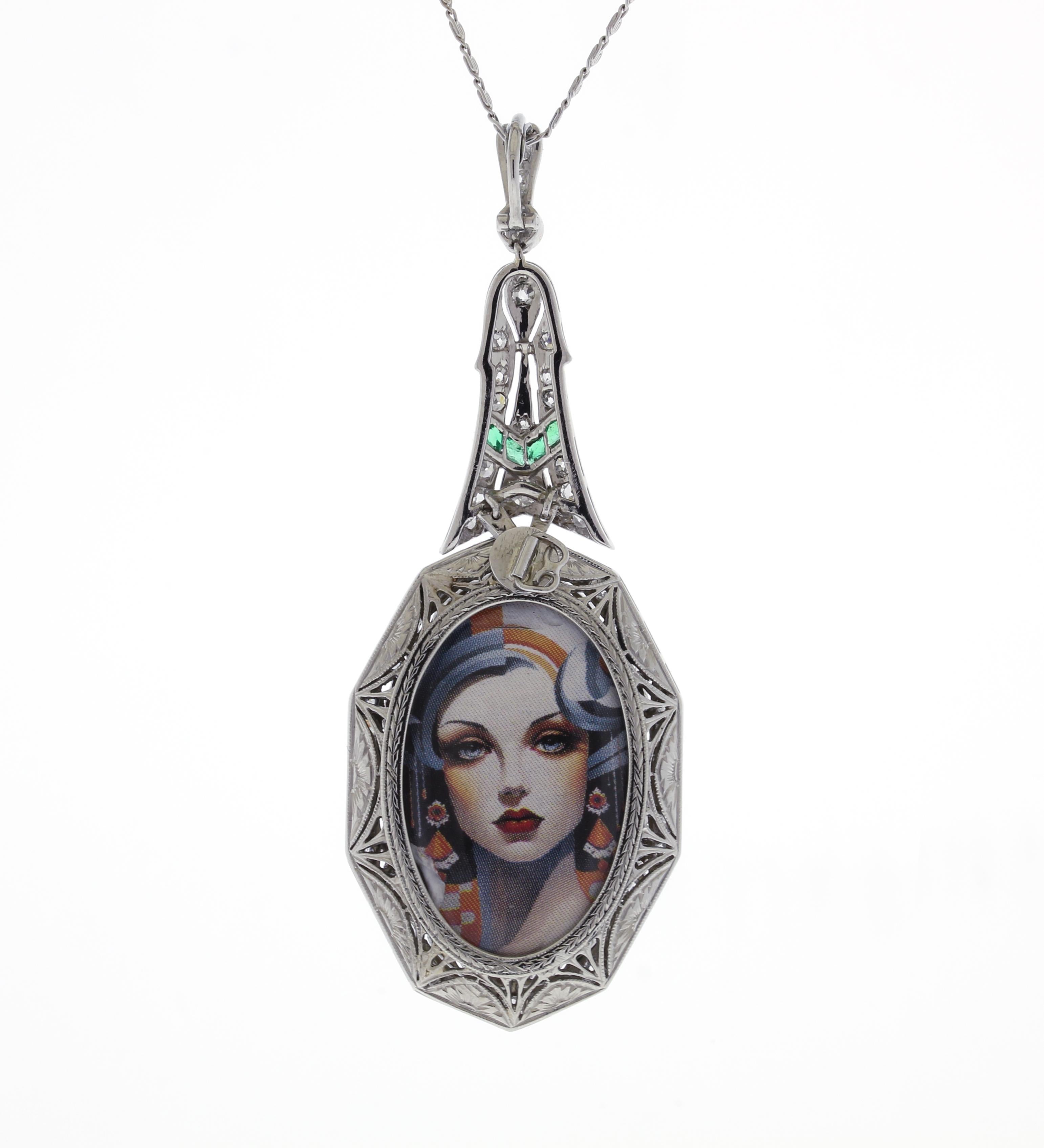 Questo squisito ciondolo a medaglione in stile Art Déco è un capolavoro di artigianato e di eleganza senza tempo. Realizzato in platino, presenta un'abbagliante serie di 106 diamanti per un totale di circa 2,50 carati, tra cui uno splendido diamante