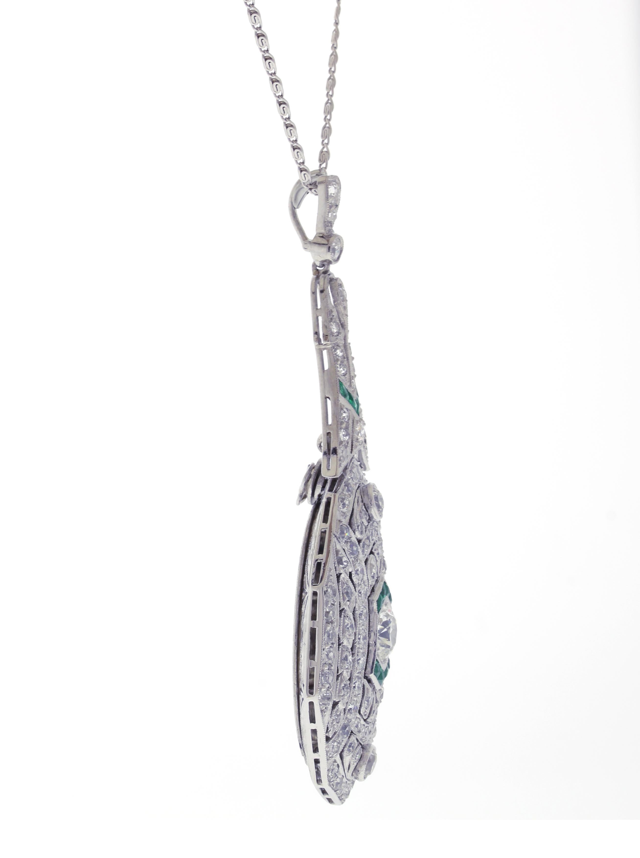 Taglio rotondo Ciondolo Art Deco in platino con diamante e smeraldo in vendita