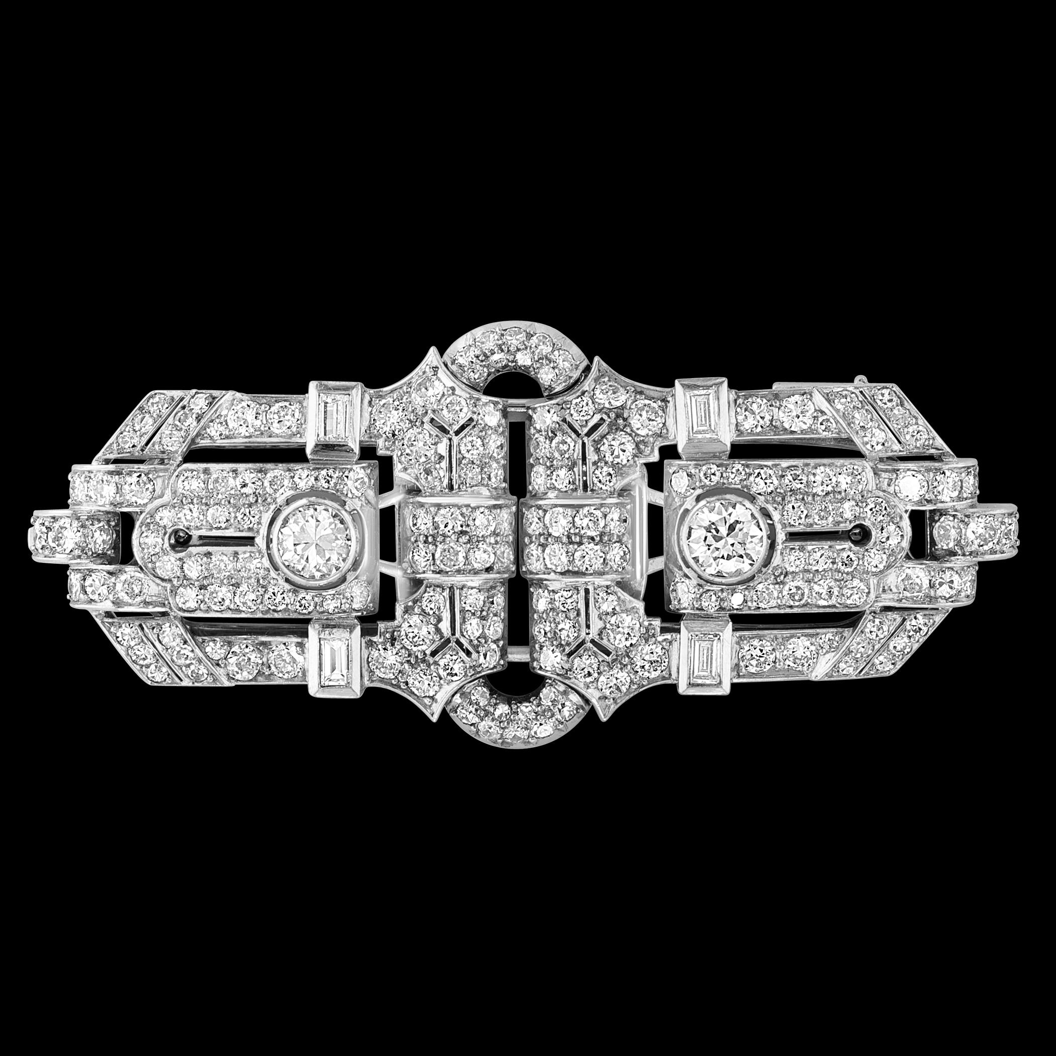 Une épingle à fourrure en platine et diamants absolument exquise, datant de l'époque Art Déco ! Cette pièce merveilleuse et inhabituelle est composée de 26 gm de  en platine et incrusté d'environ 12 carats de diamants étincelants. Composée de deux