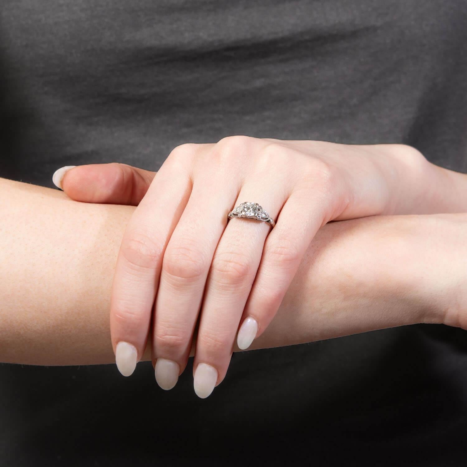 Bague de fiançailles Art déco en platine avec diamant 0,70 carat en vente 2