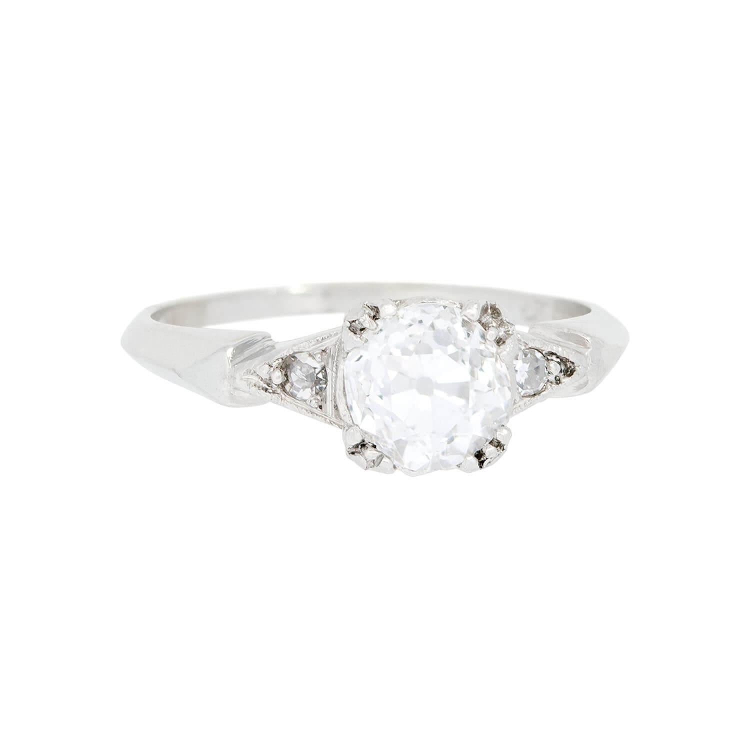 Un anello di fidanzamento con diamante mozzafiato dell'epoca Art Déco (ca. 1920)! Realizzato in platino, questo splendido anello ha un design delicato, incentrato su un diamante taglio old mine da 1,07 carati. Il diamante è incastonato in una