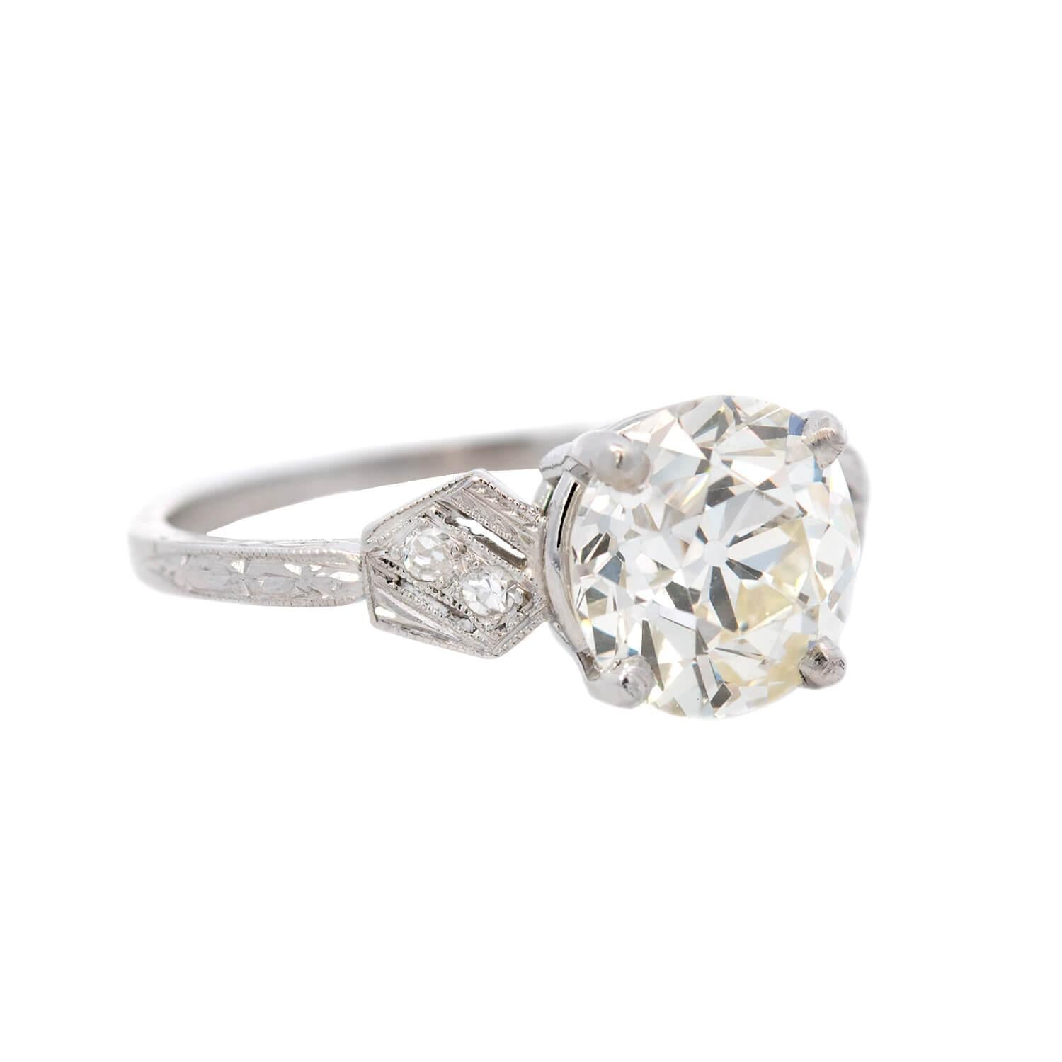 ¡Un impresionante anillo de compromiso de diamantes de la época Art Déco (ca1920)! Elaborado en platino, este magnífico anillo presenta un diamante talla mina antigua de 2,65 ct en el centro. El diamante central descansa en un engaste de cuatro